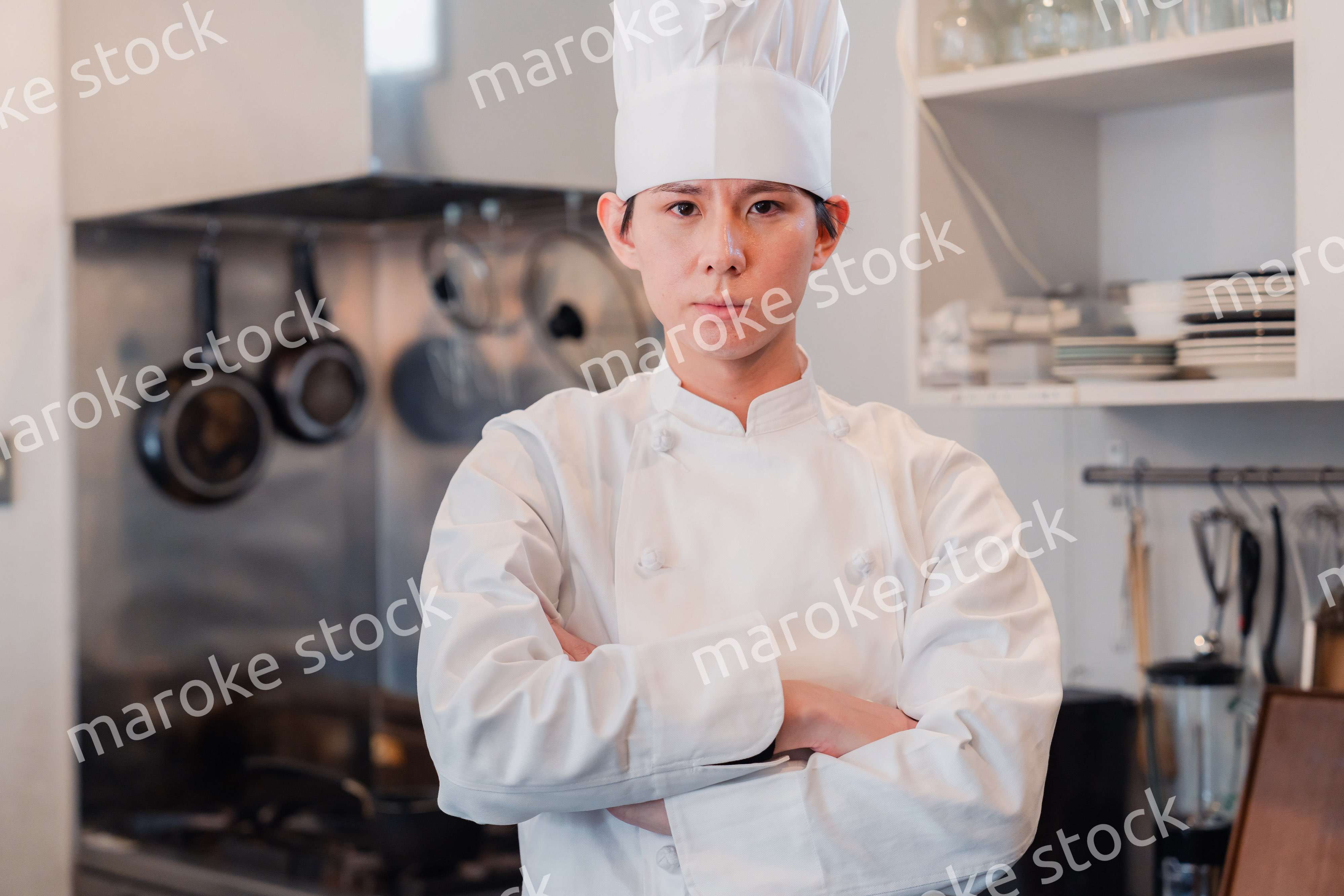 真剣な表情で腕組をする料理人