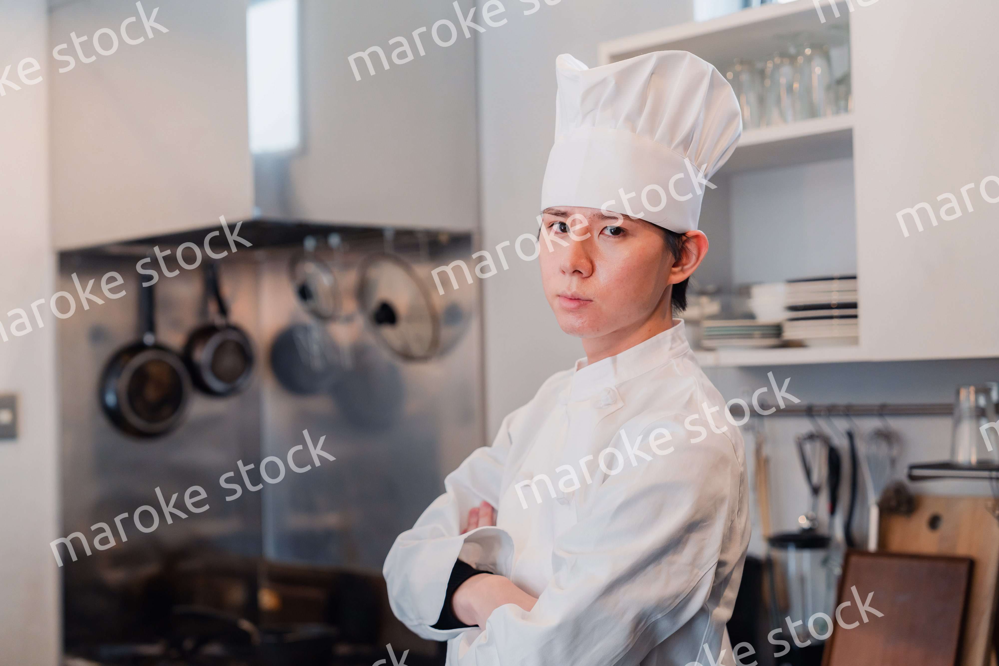 真剣な表情で腕組をする料理人