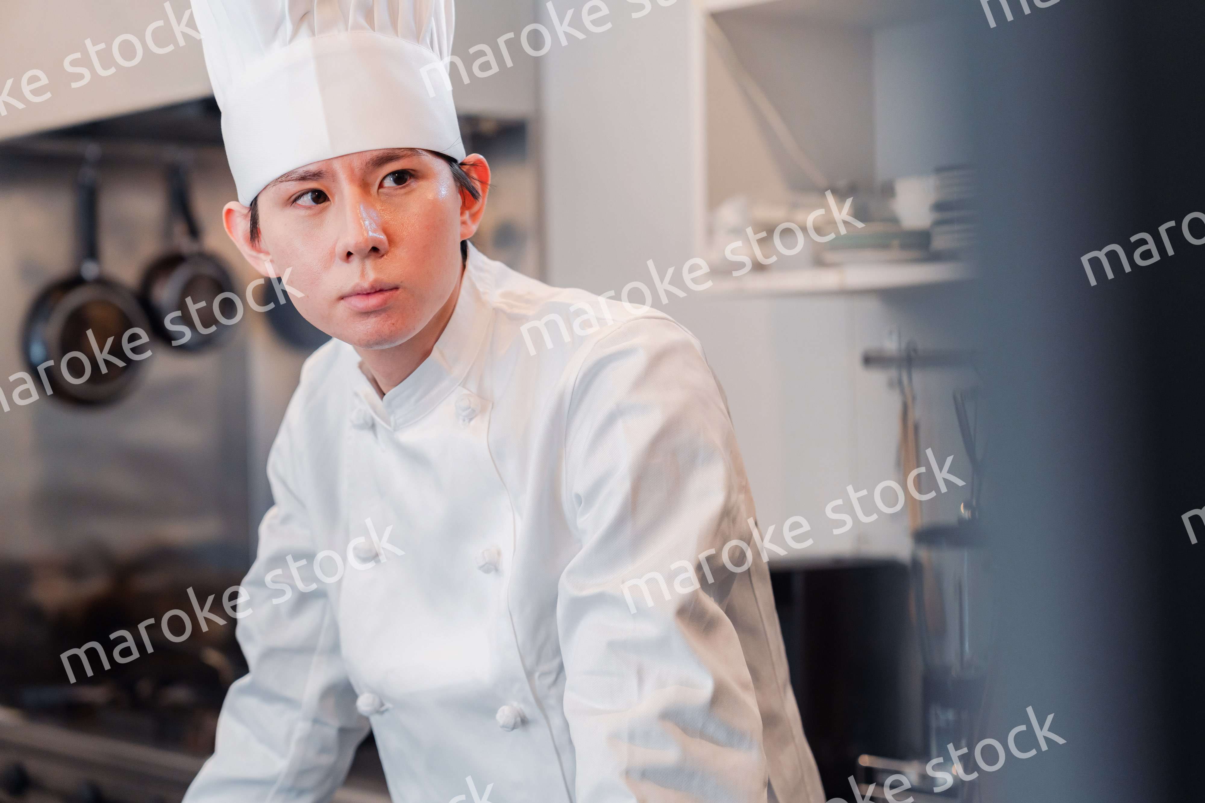 笑顔で働く男性シェフ