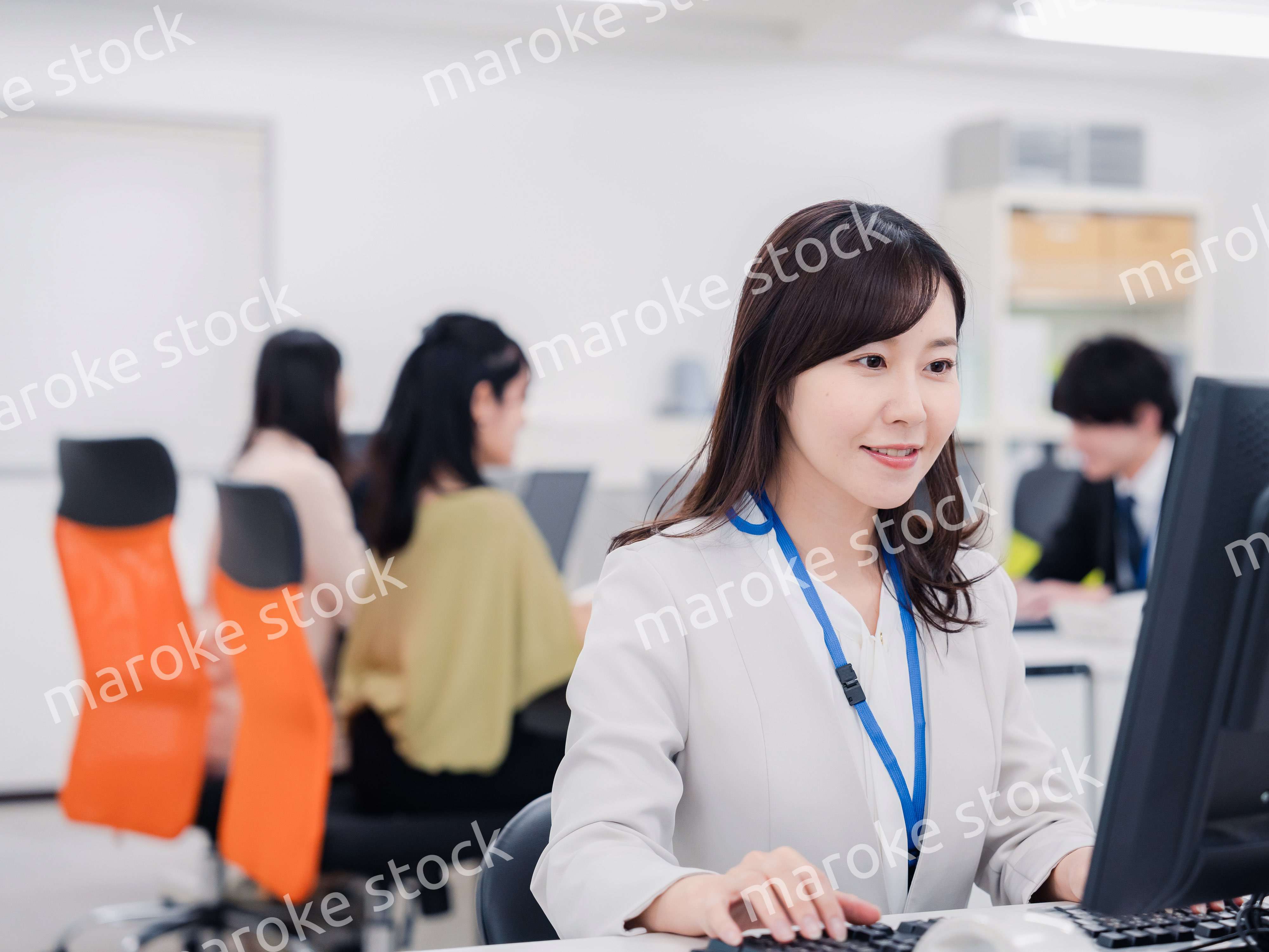 笑顔でデスクワークをする女性