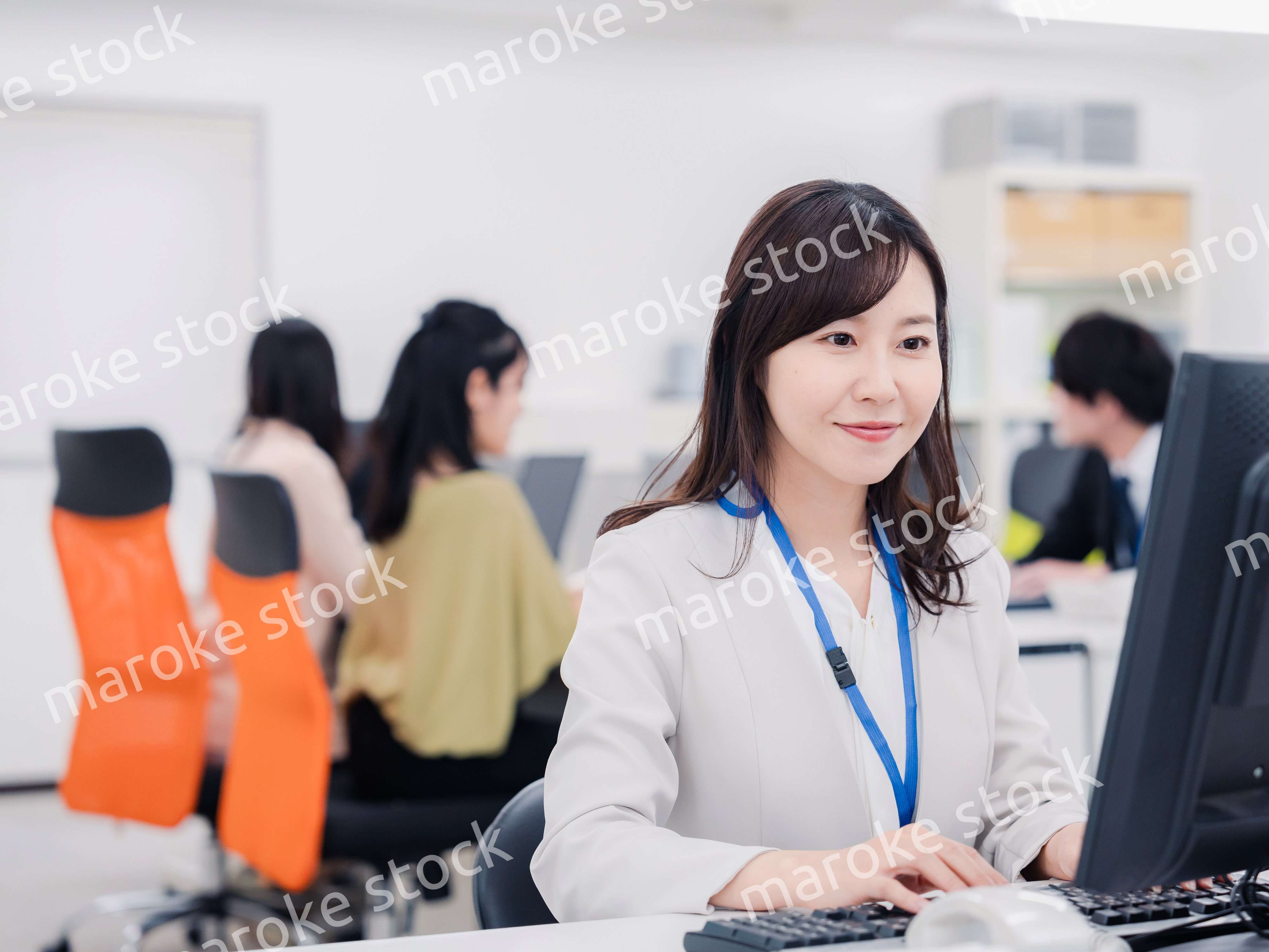 笑顔でデスクワークをする女性