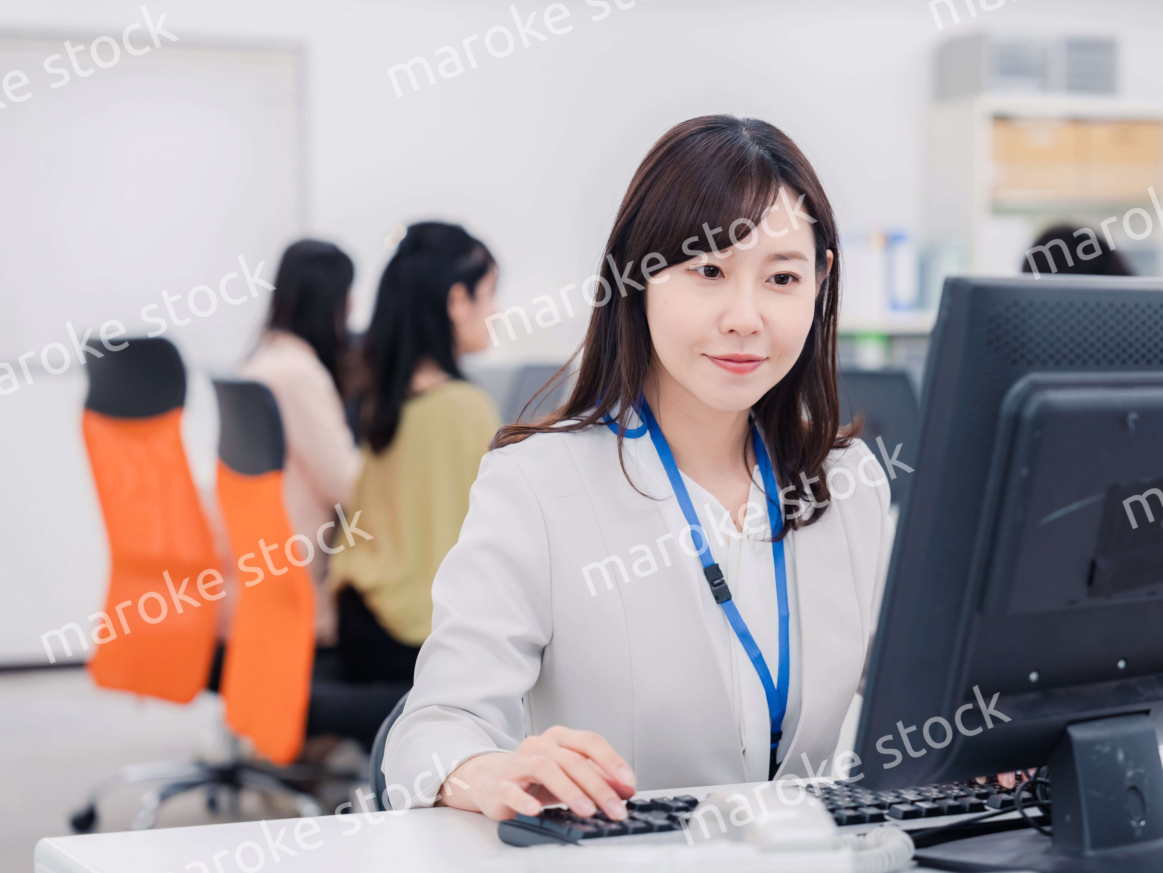 笑顔でデスクワークをする女性