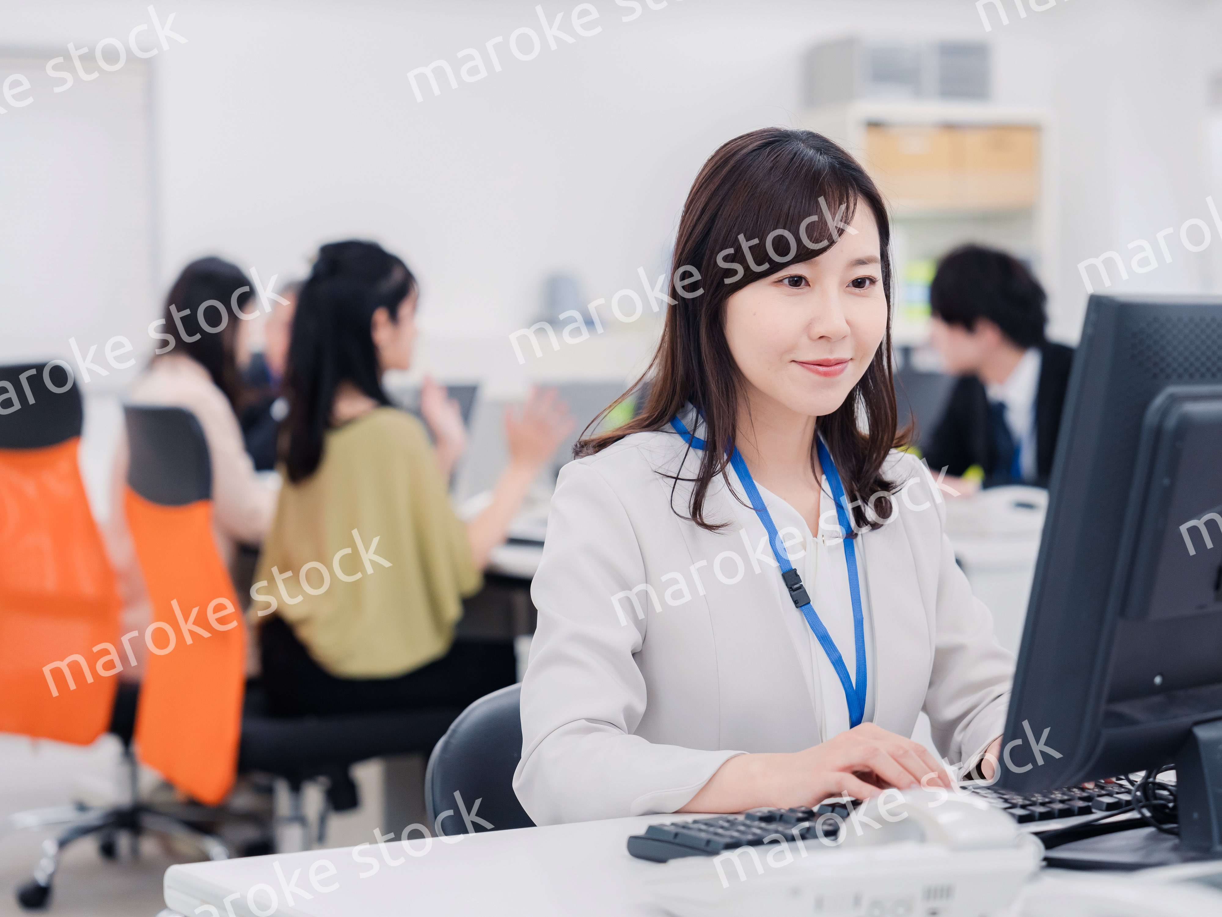 笑顔でデスクワークをする女性