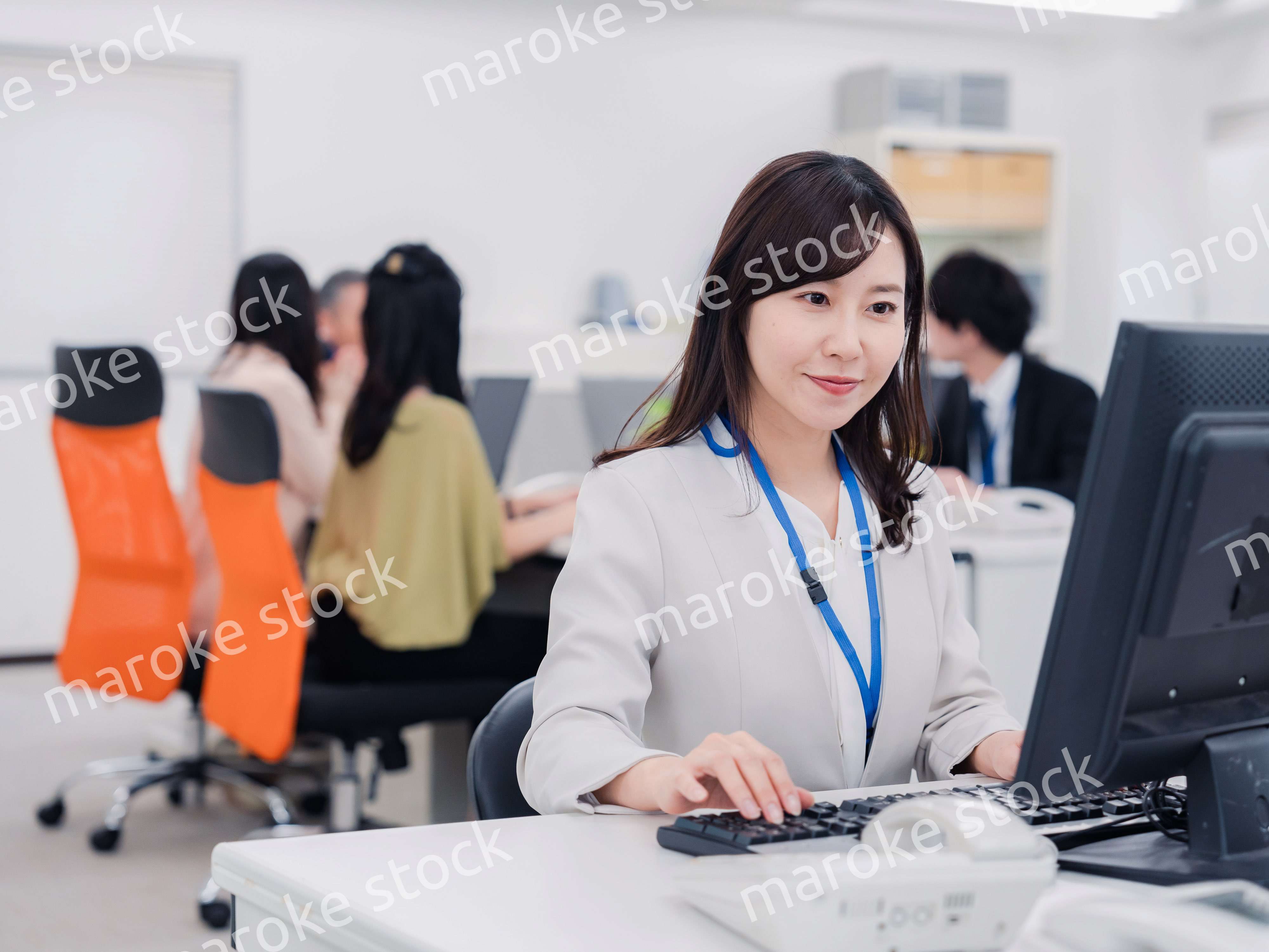 笑顔でデスクワークをする女性