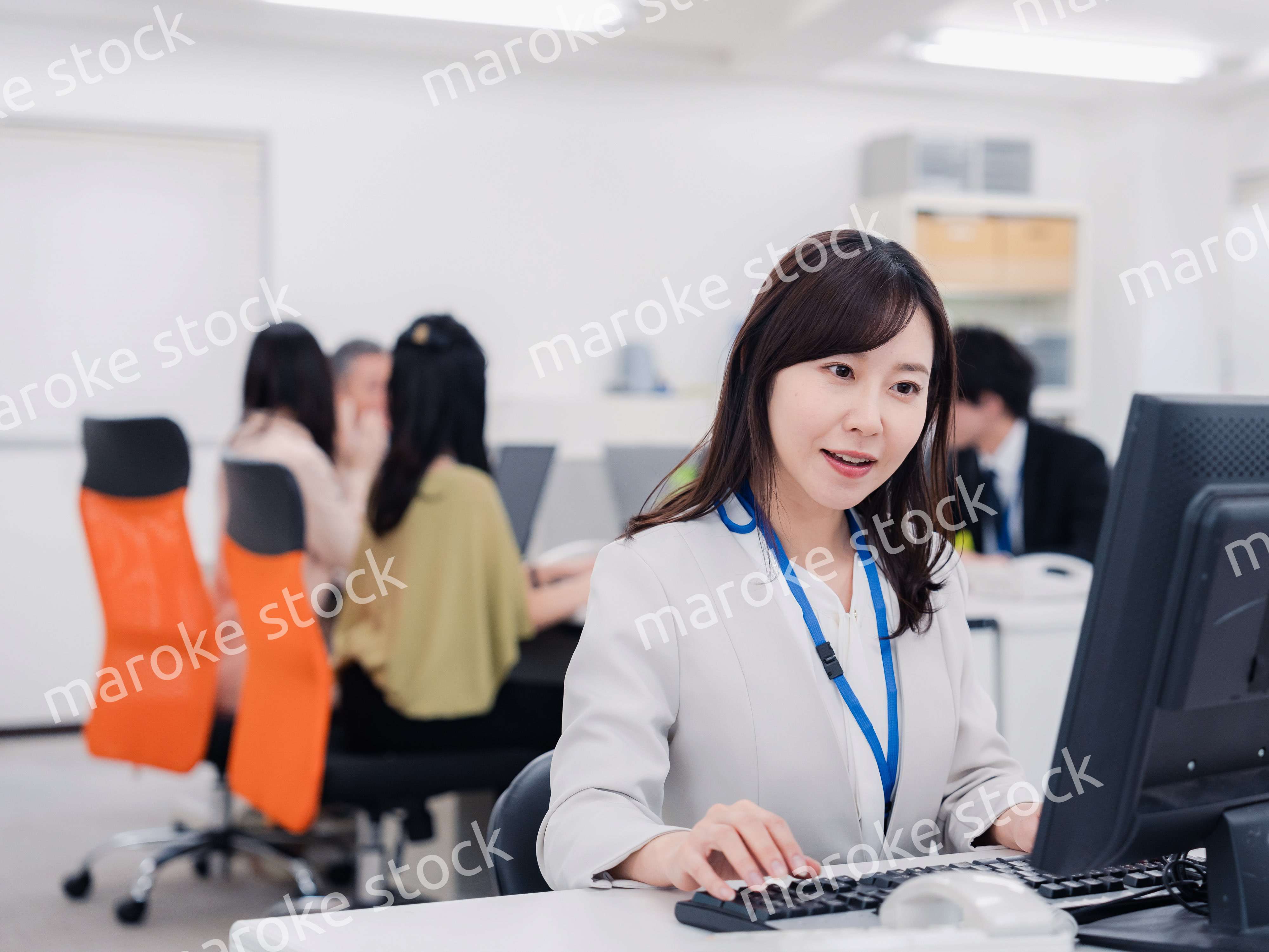 笑顔でデスクワークをする女性