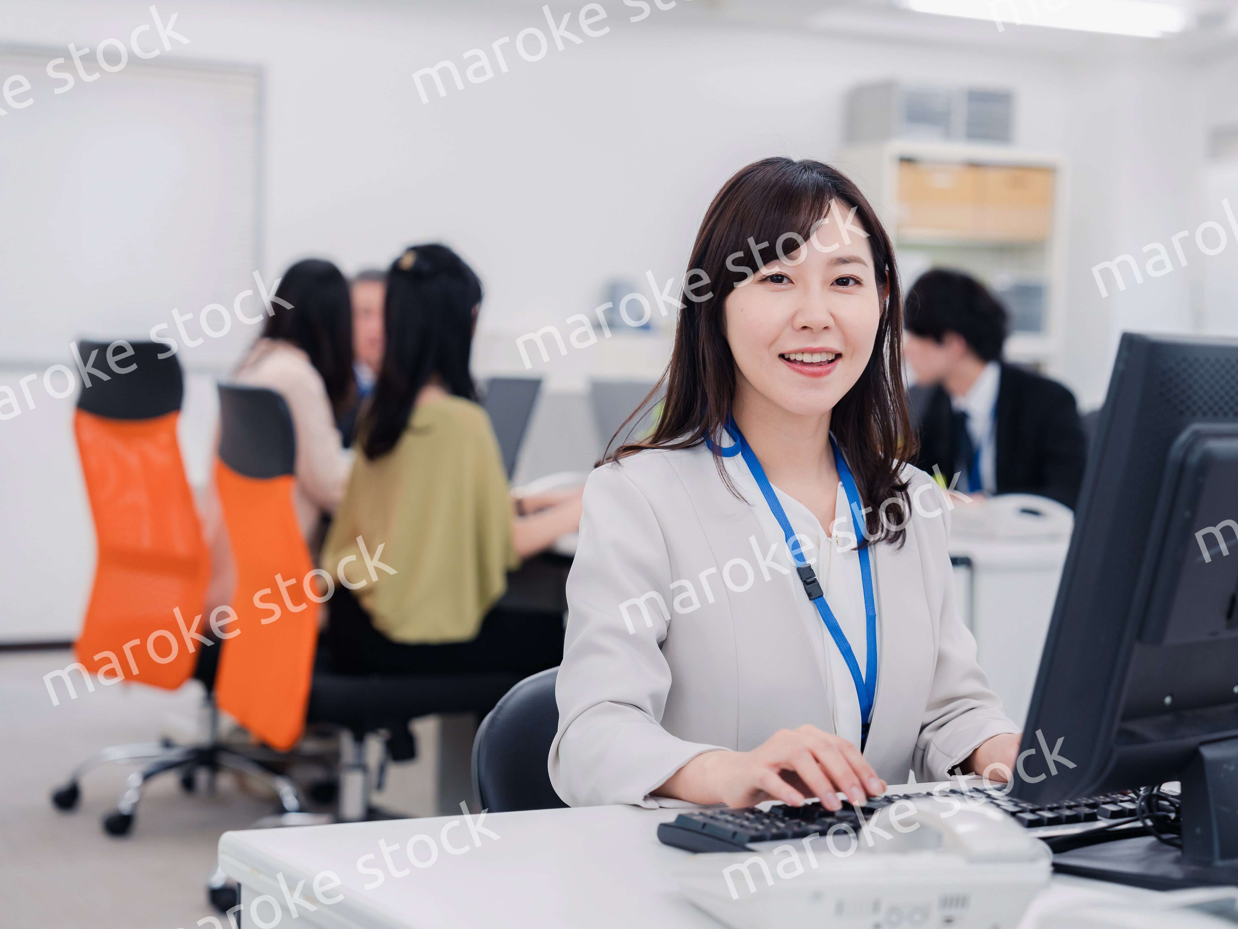 笑顔でデスクワークをする女性