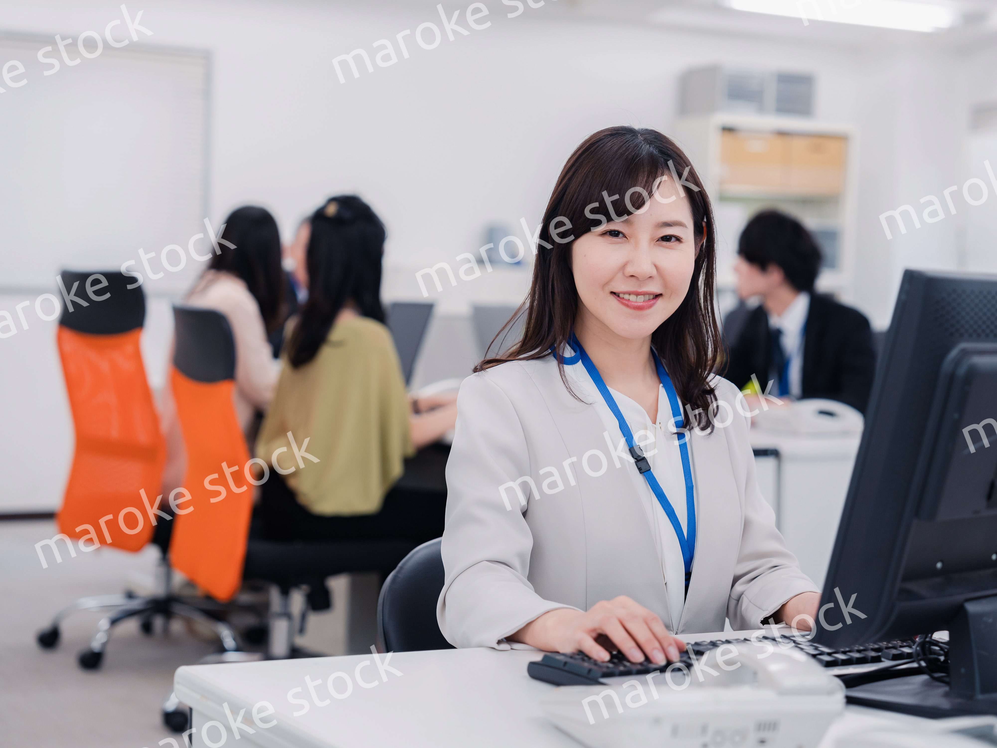 笑顔でデスクワークをする女性