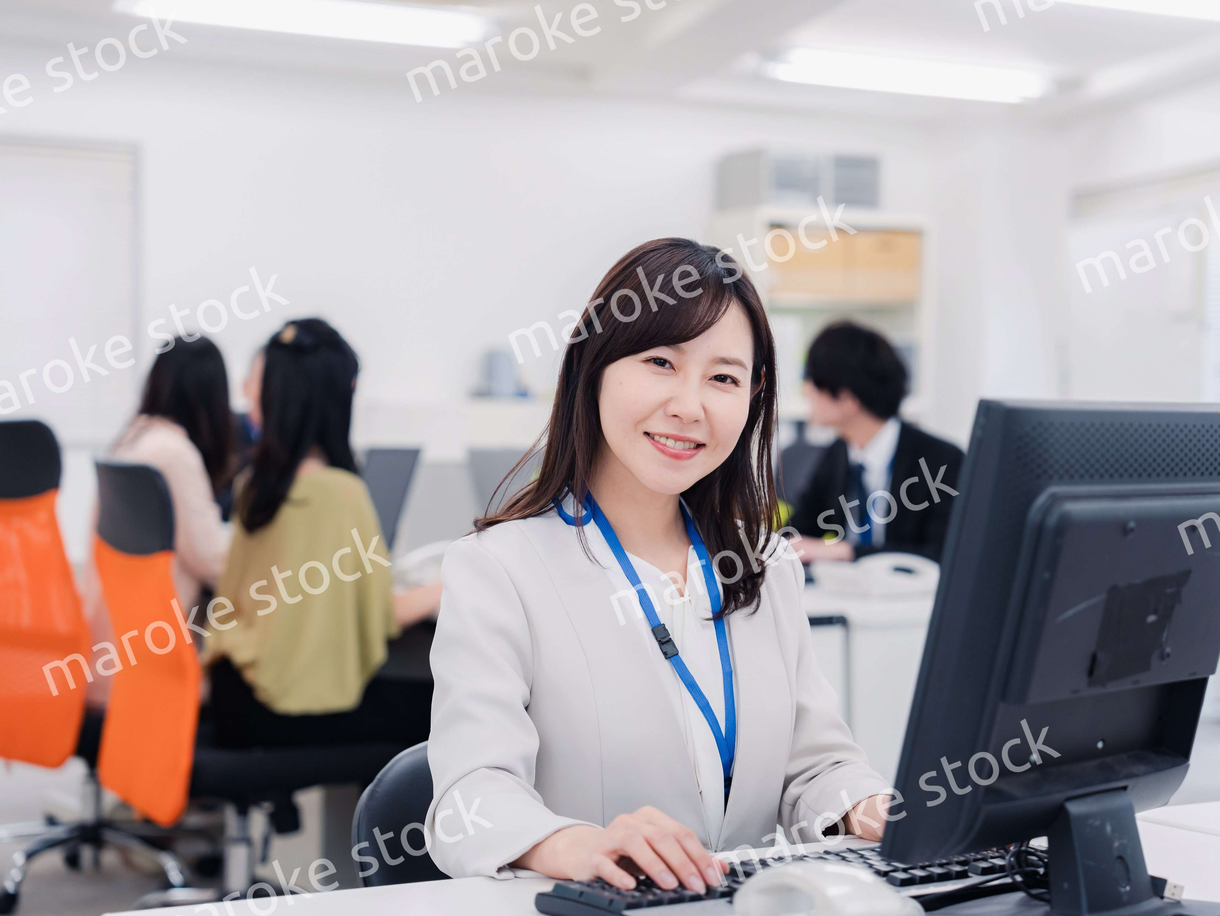 笑顔でデスクワークをする女性