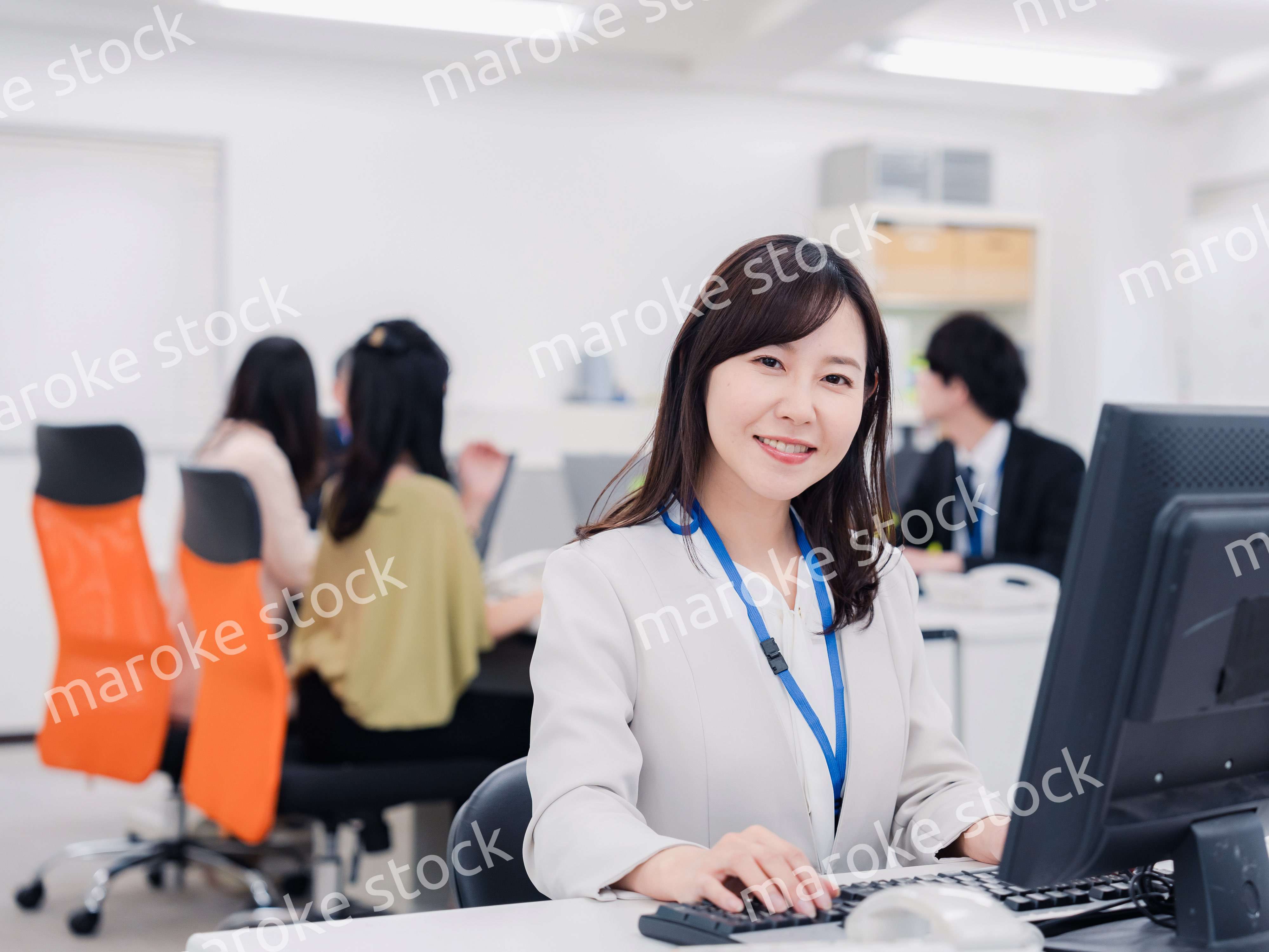 笑顔でデスクワークをする女性