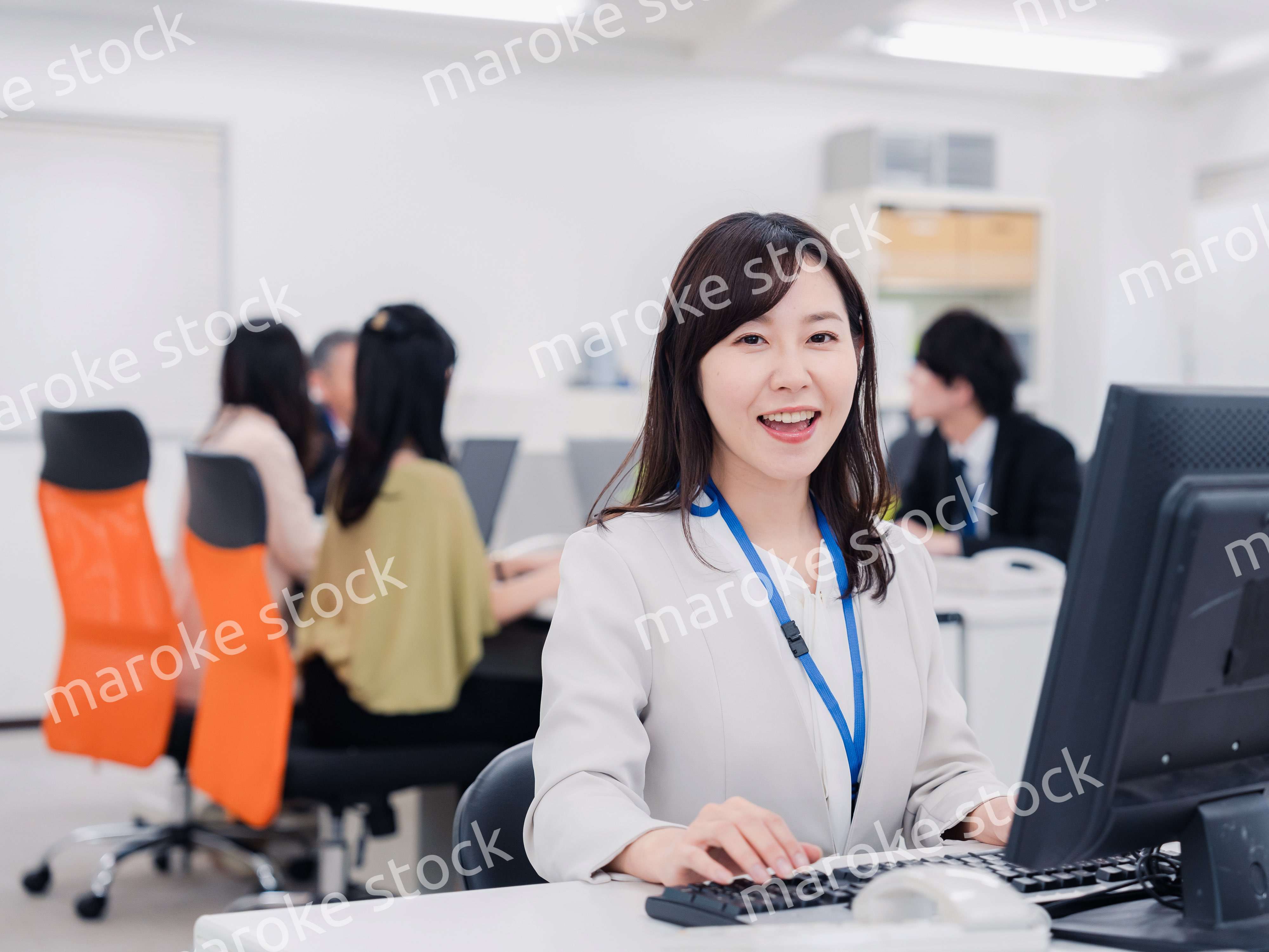 笑顔でデスクワークをする女性