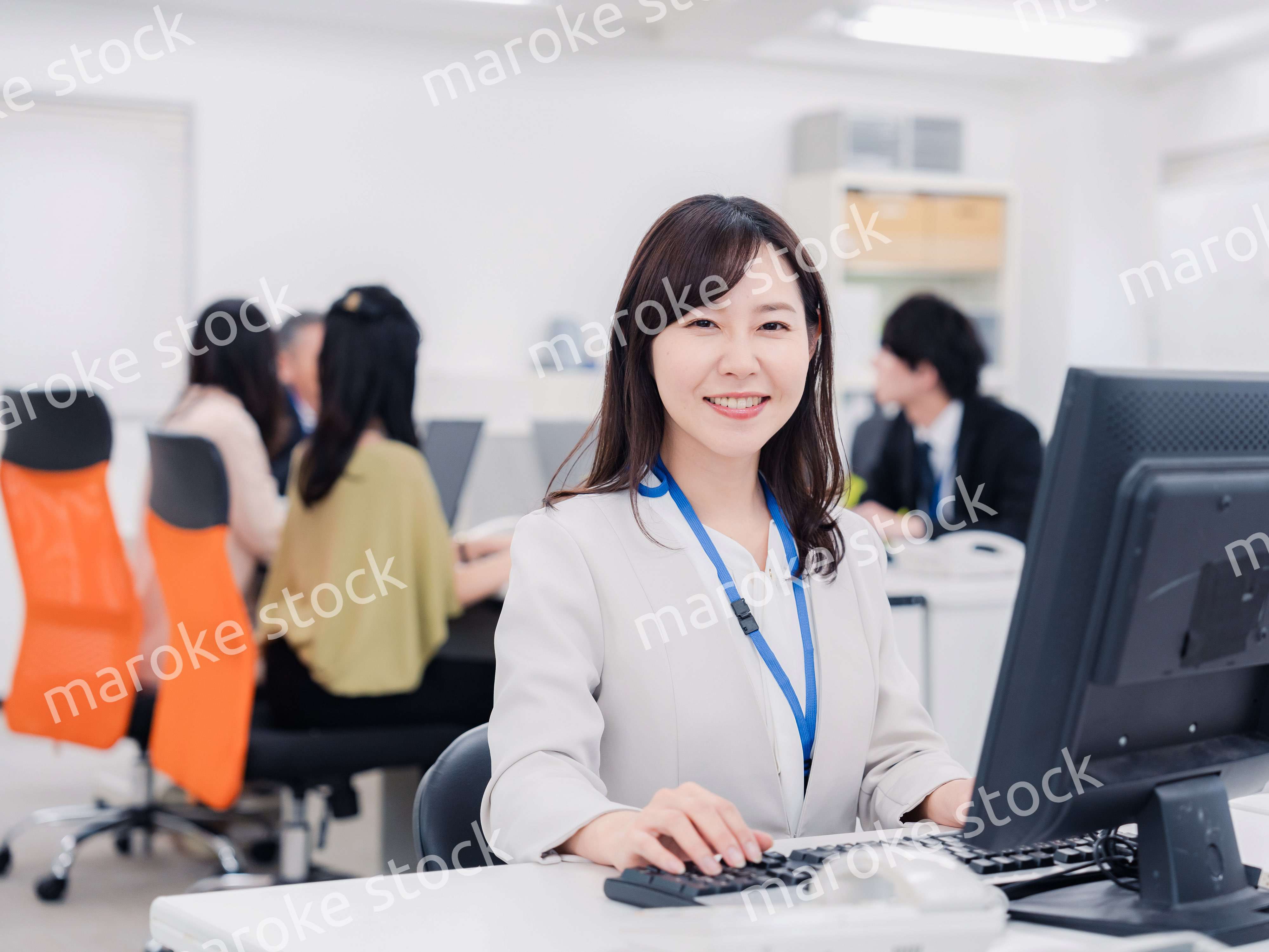 笑顔でデスクワークをする女性