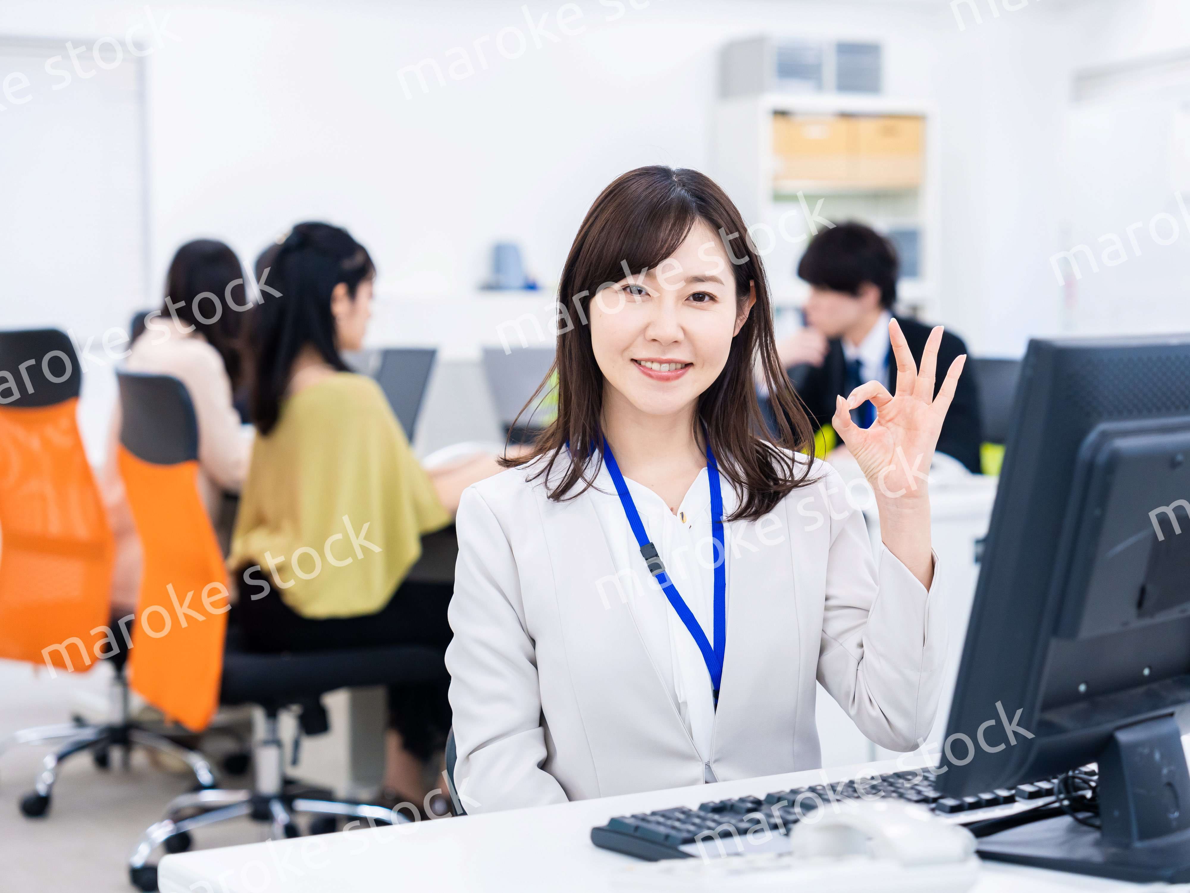 デスクでOKサインをするキャリアウーマン