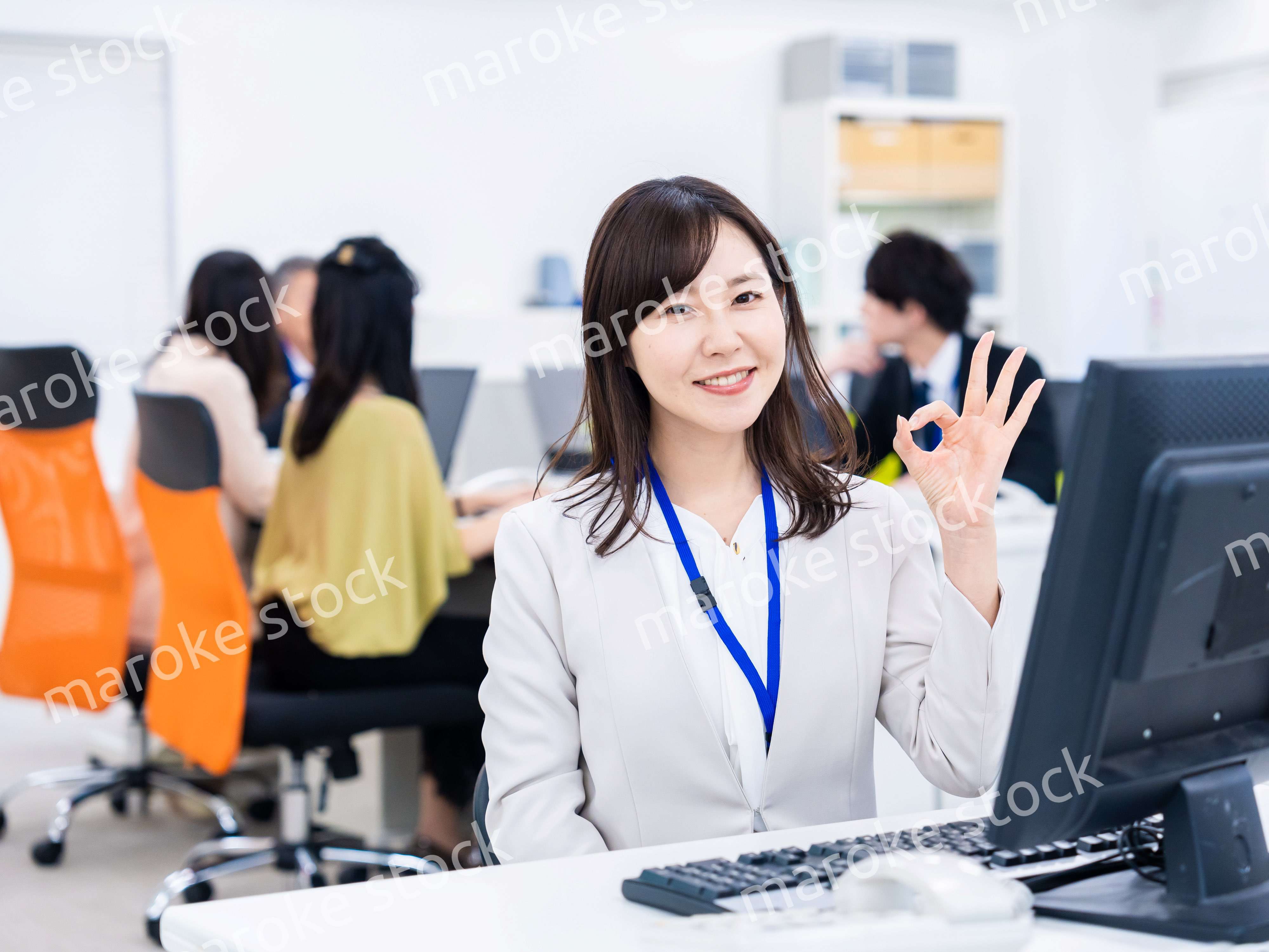 デスクでOKサインをするキャリアウーマン