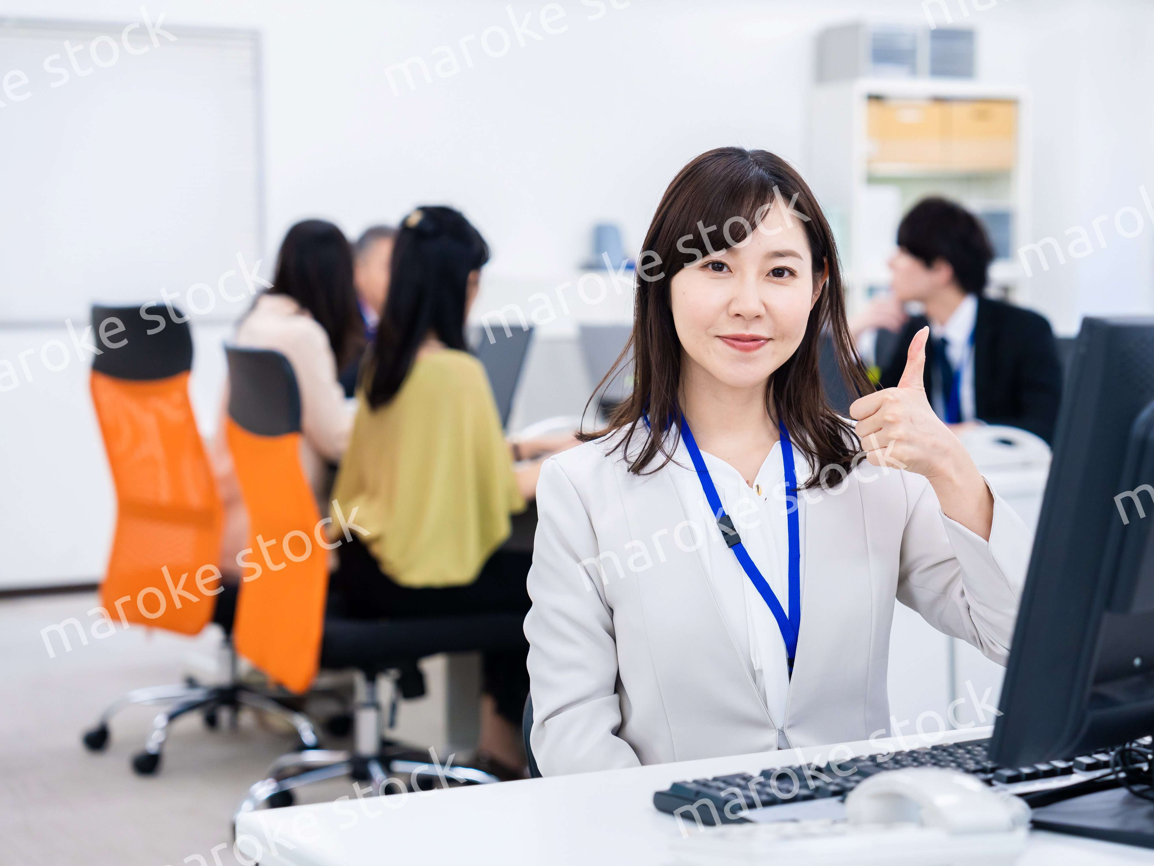 グッドサインをするビジネスパーソン