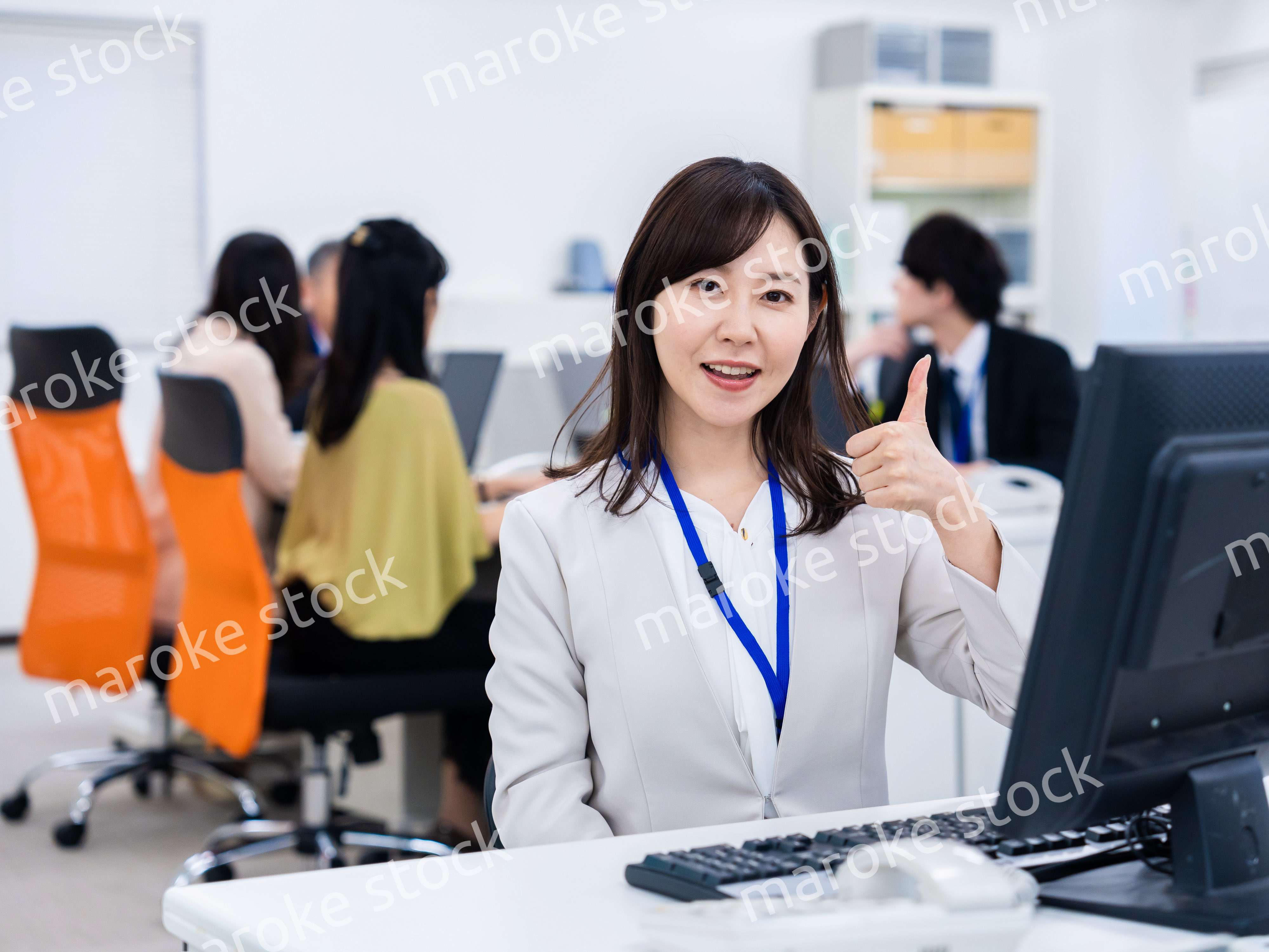 グッドサインをするビジネスパーソン