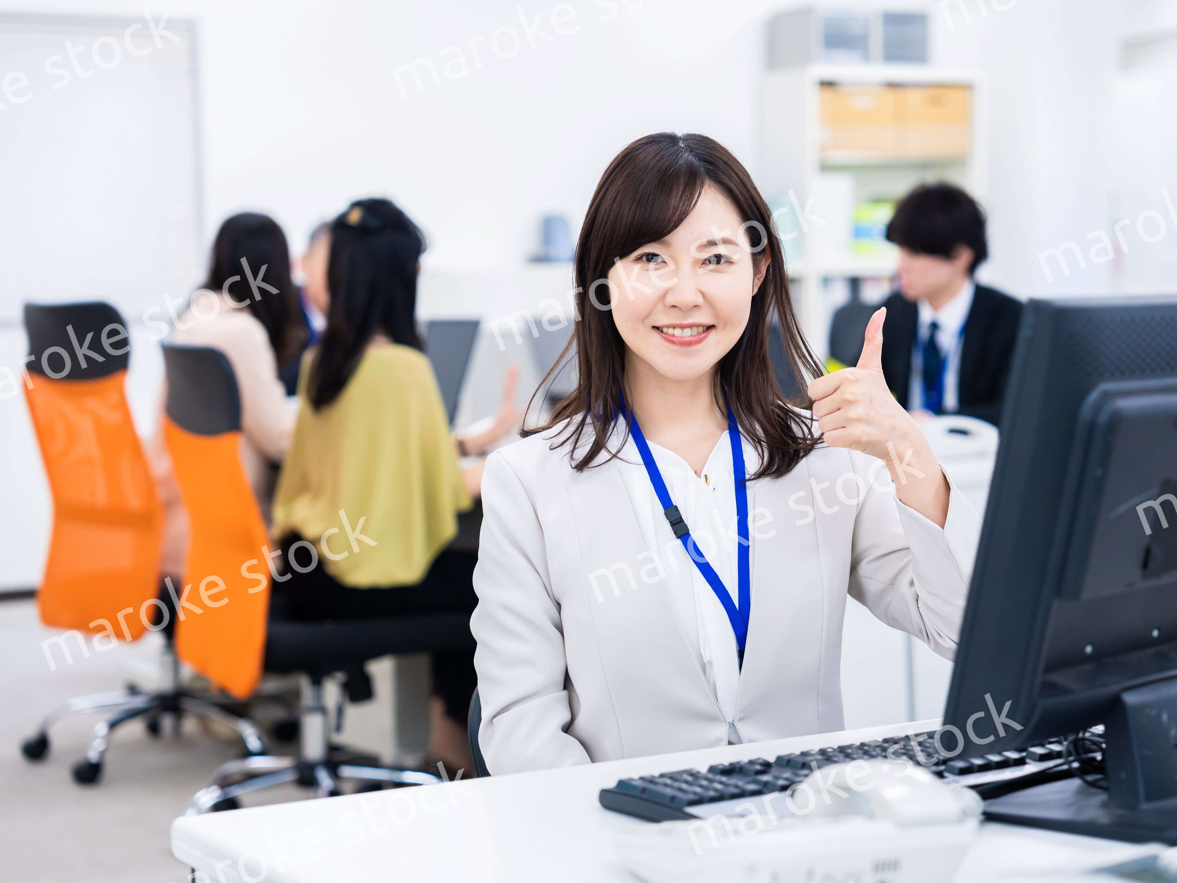 グッドサインをするビジネスパーソン