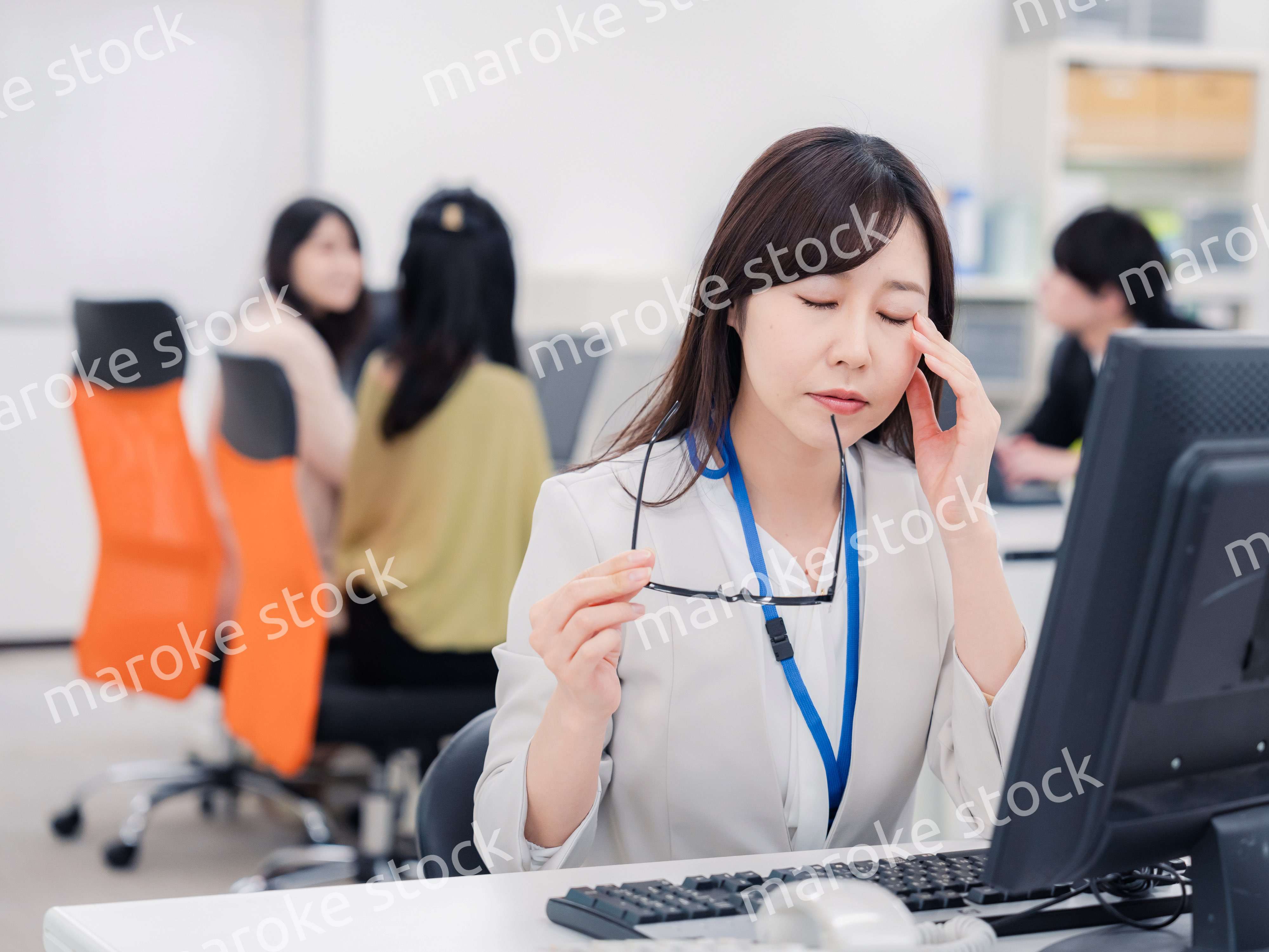 ドライアイに悩むオフィスワーカーの女性