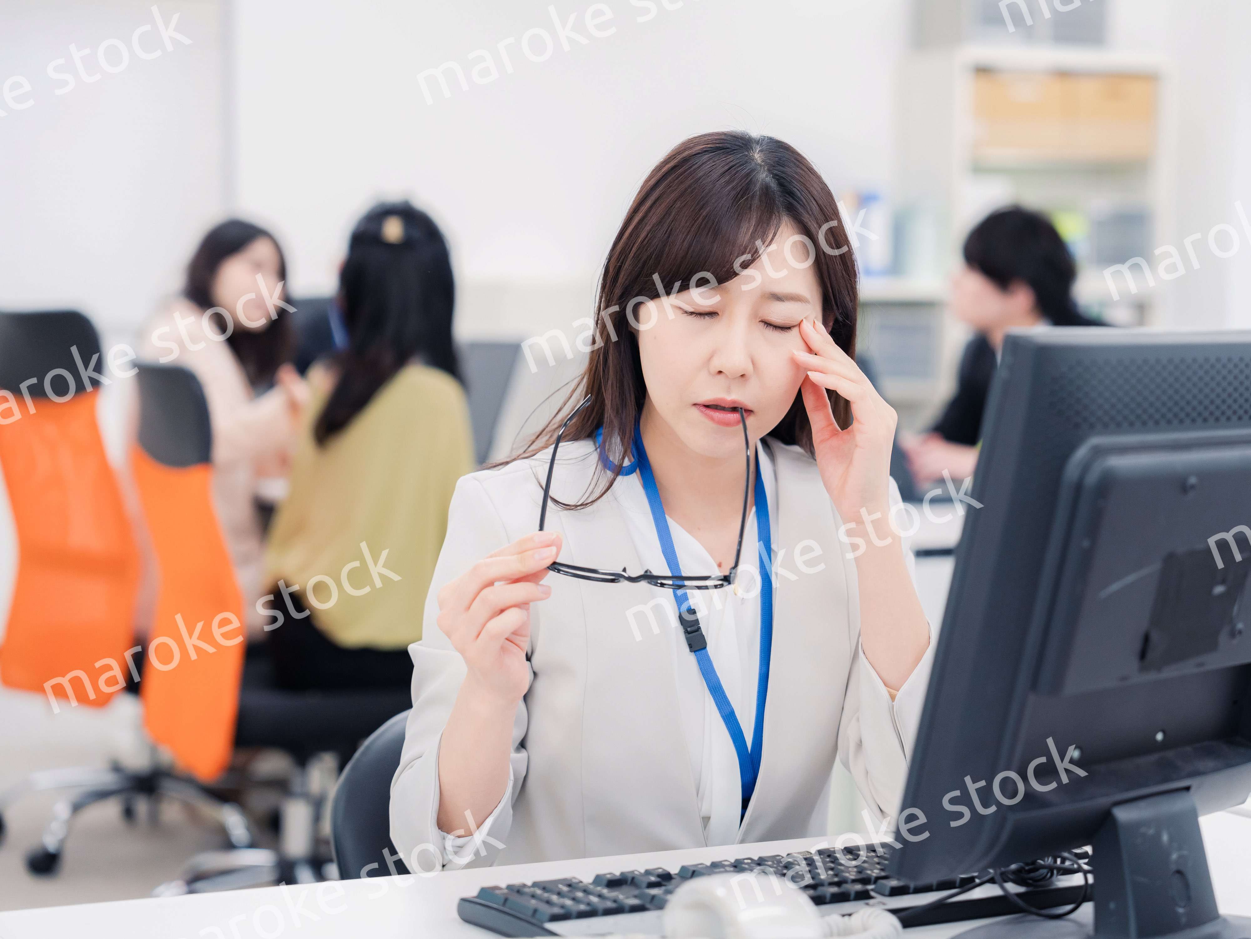 ドライアイに悩むオフィスワーカーの女性
