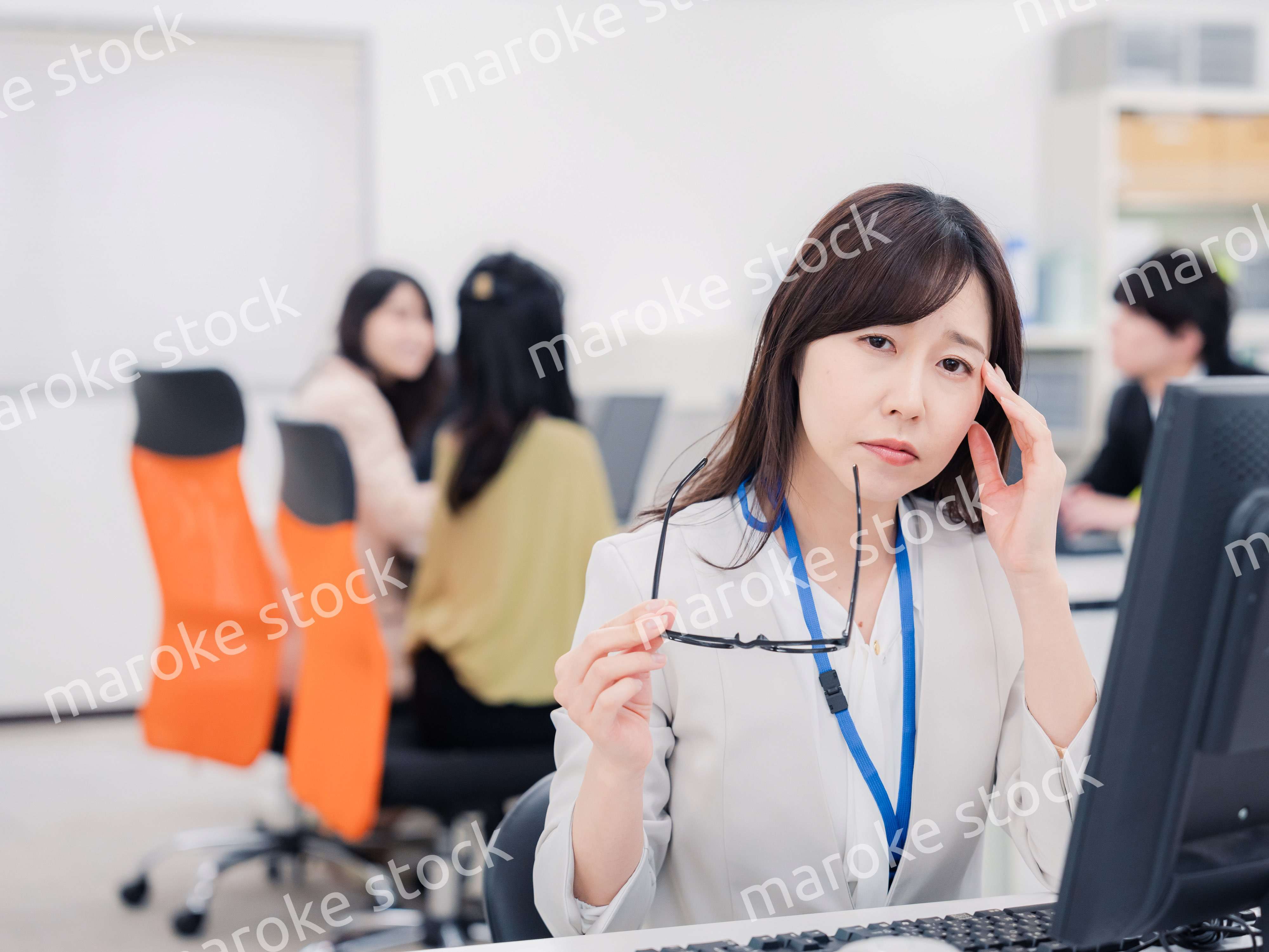 ドライアイに悩むオフィスワーカーの女性