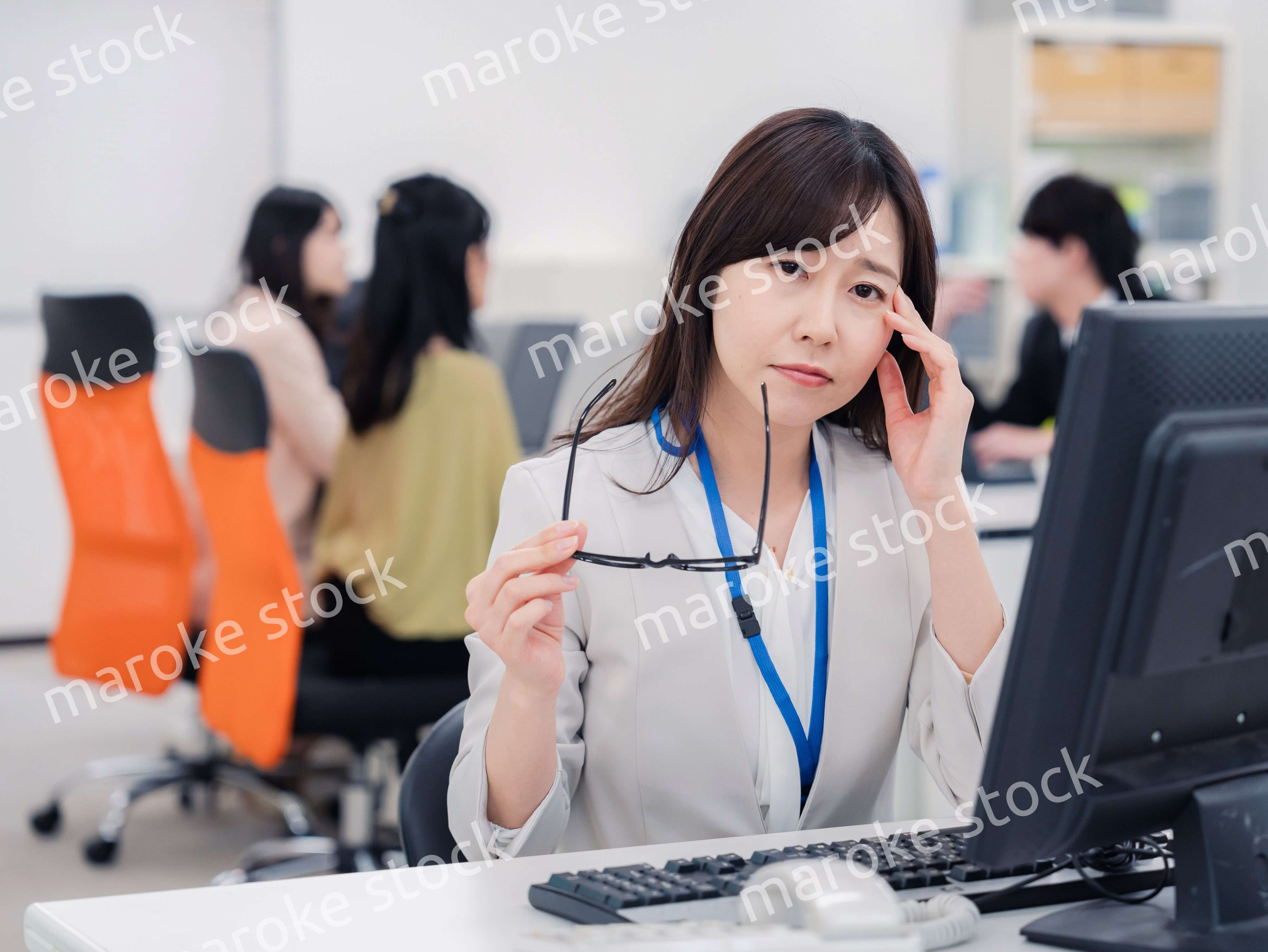 ドライアイに悩むオフィスワーカーの女性