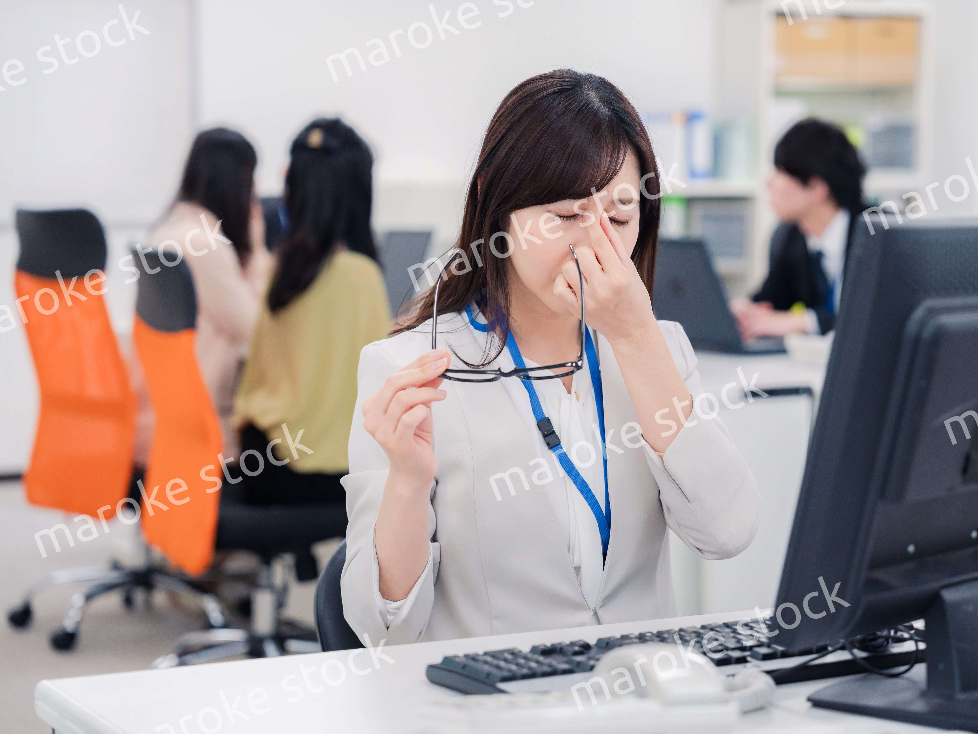 ドライアイに悩むオフィスワーカーの女性