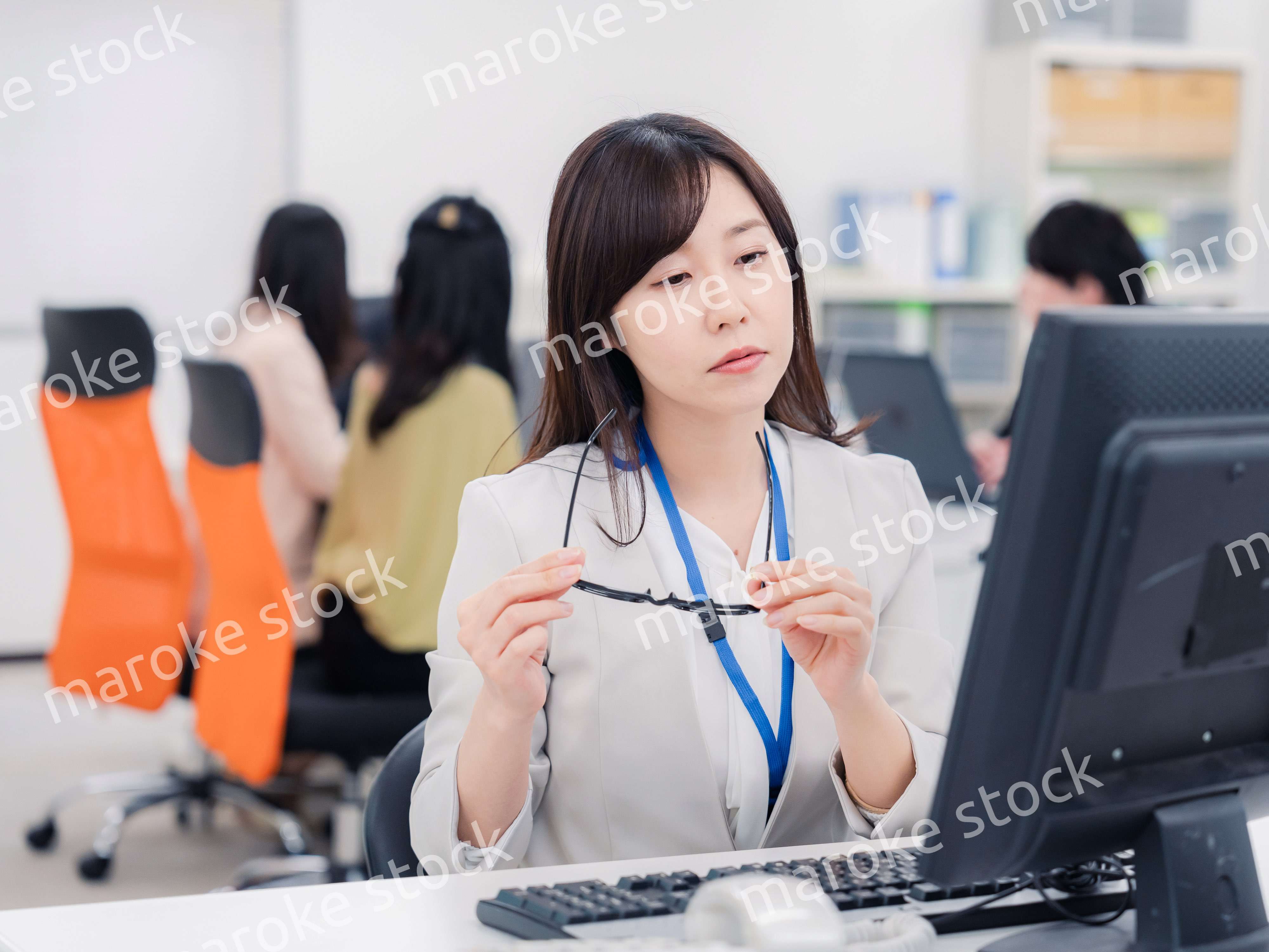 ドライアイに悩むオフィスワーカーの女性