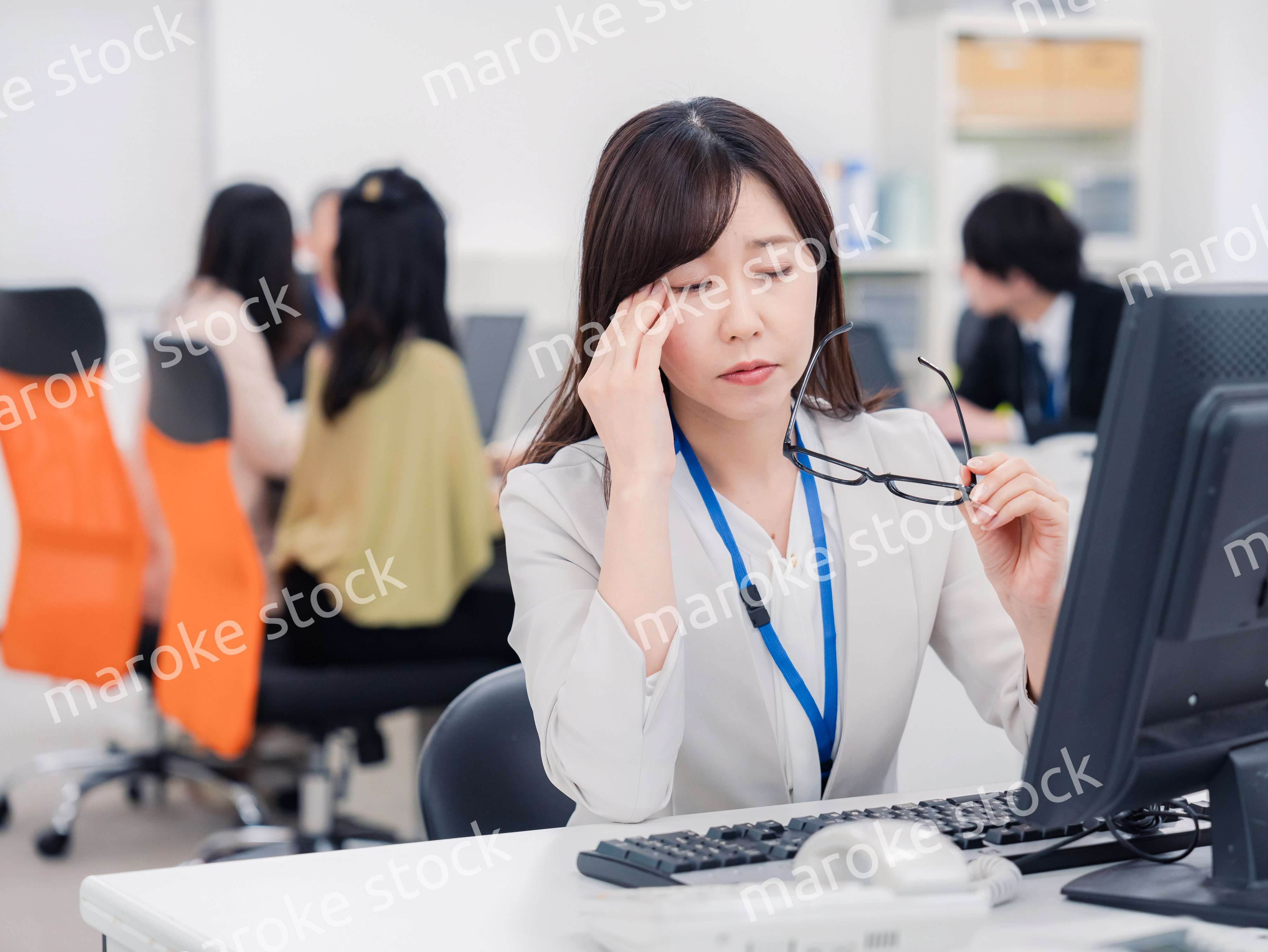 ドライアイに悩むオフィスワーカーの女性