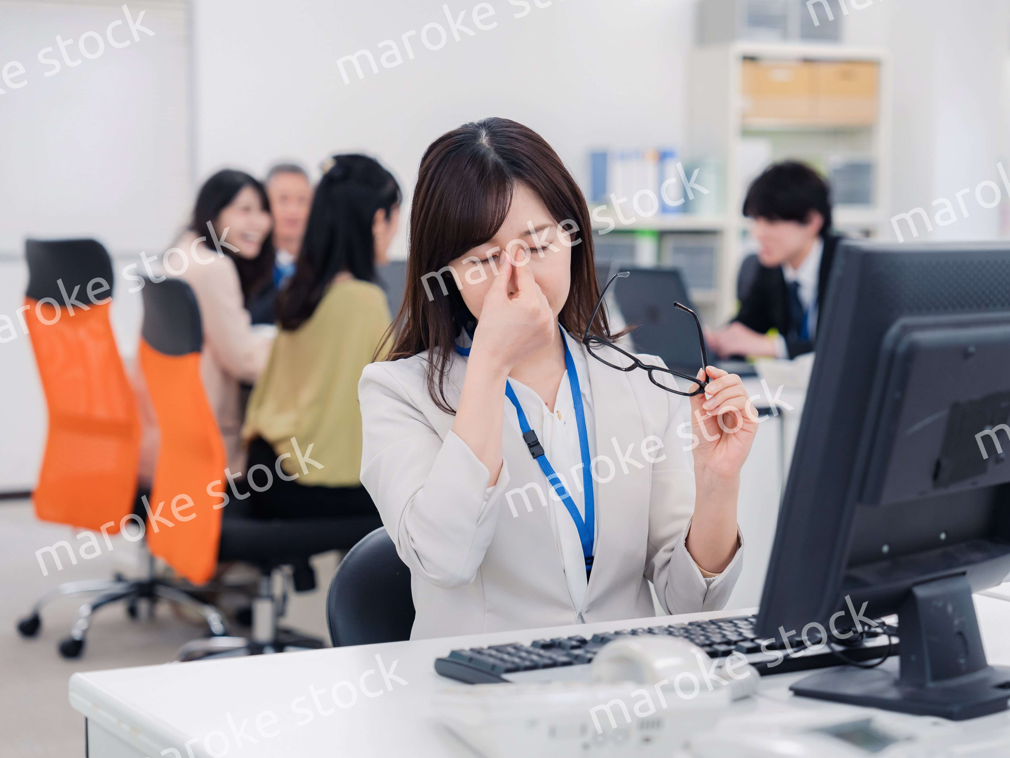 ドライアイに悩むオフィスワーカーの女性