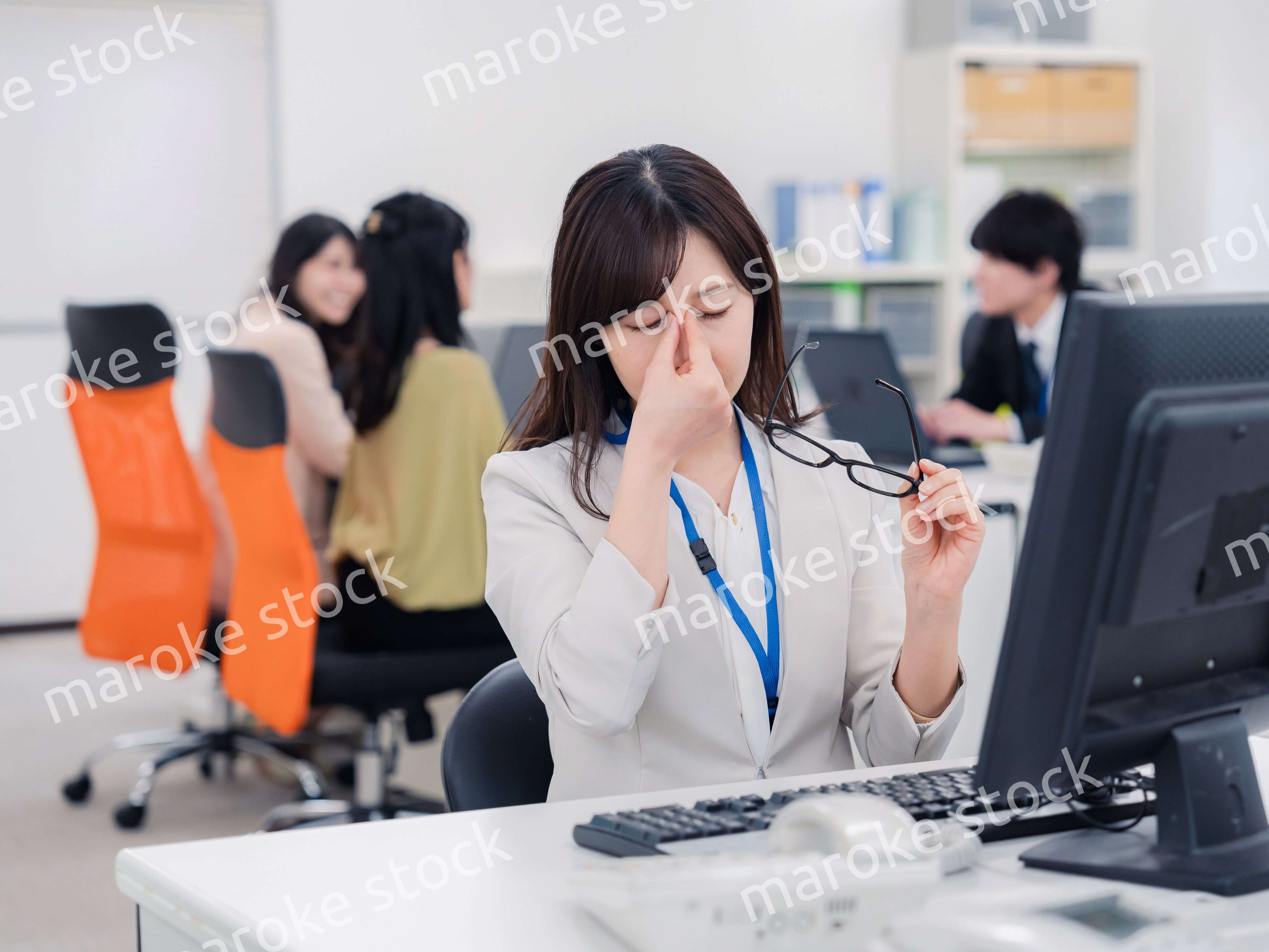 ドライアイに悩むオフィスワーカーの女性