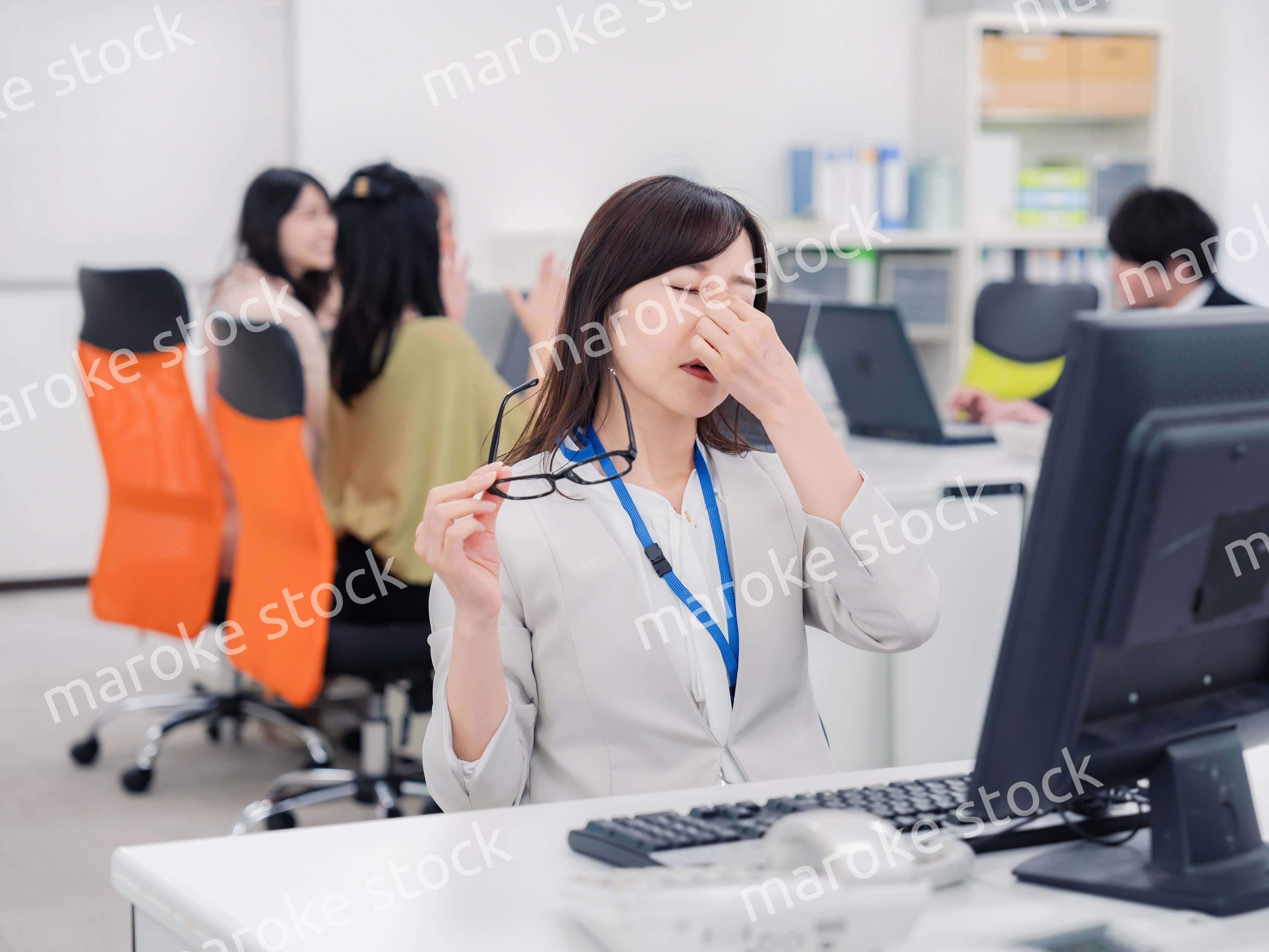 ドライアイに悩むオフィスワーカーの女性