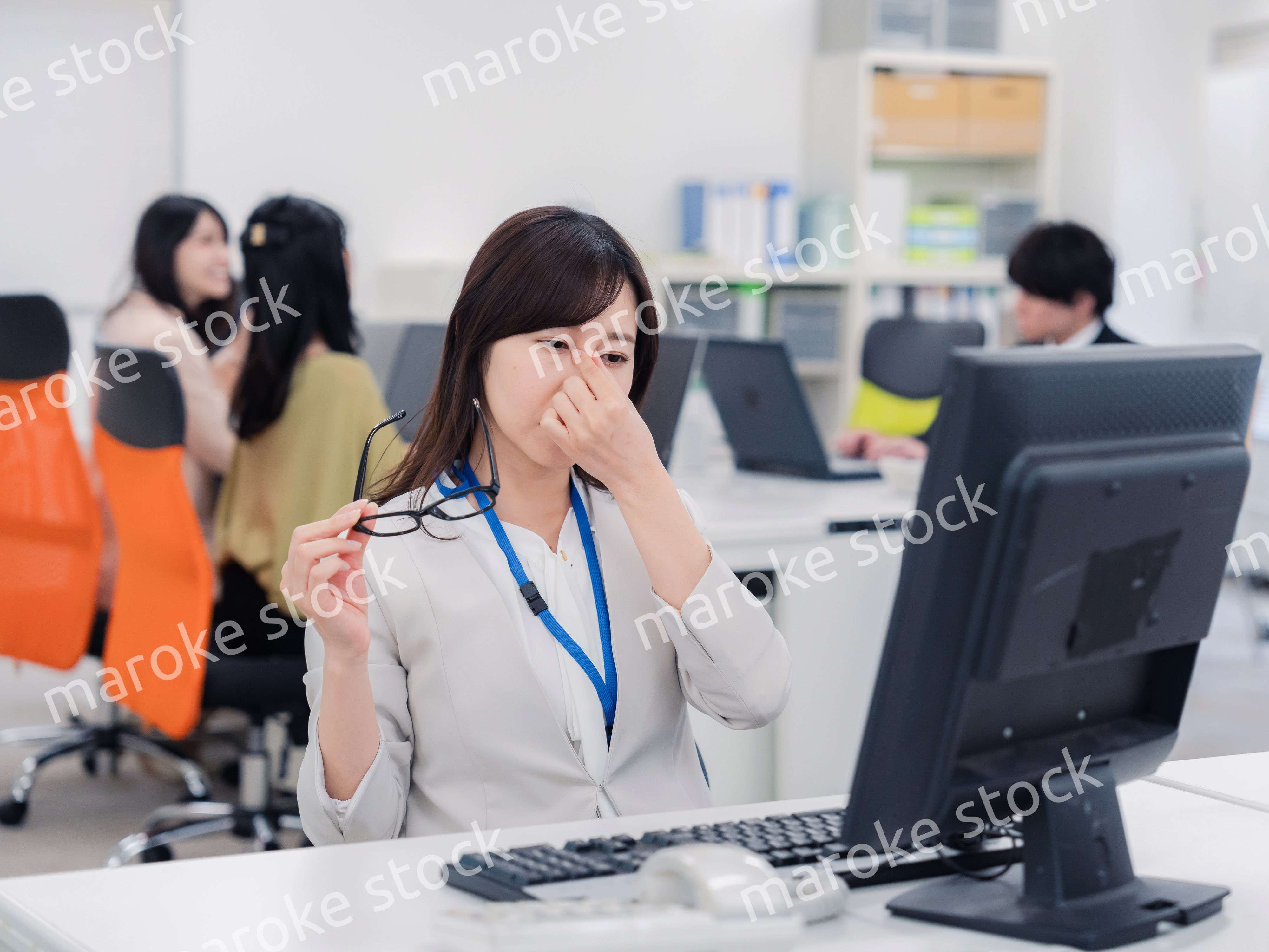 ドライアイに悩むオフィスワーカーの女性