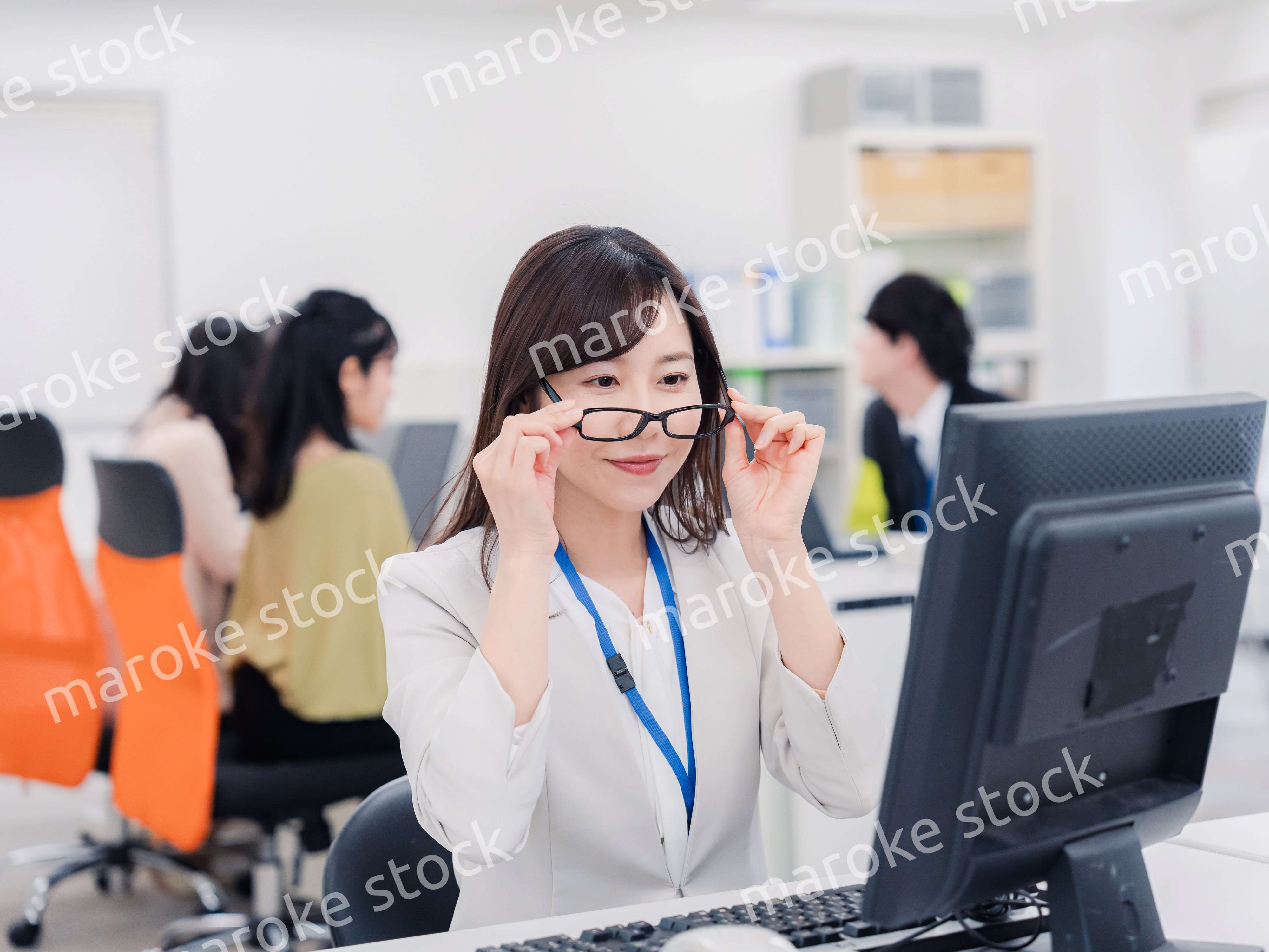 ドライアイに悩むオフィスワーカーの女性