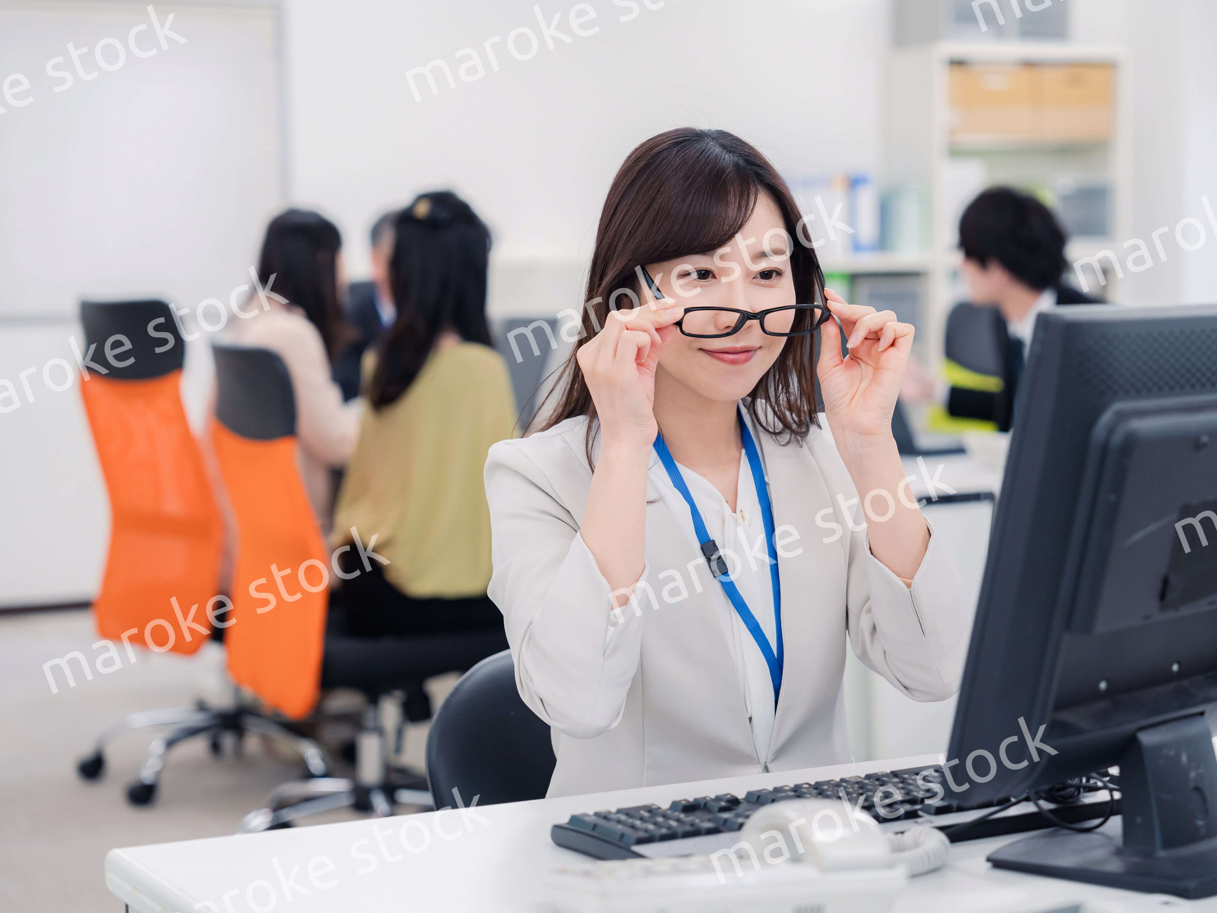 ドライアイに悩むオフィスワーカーの女性