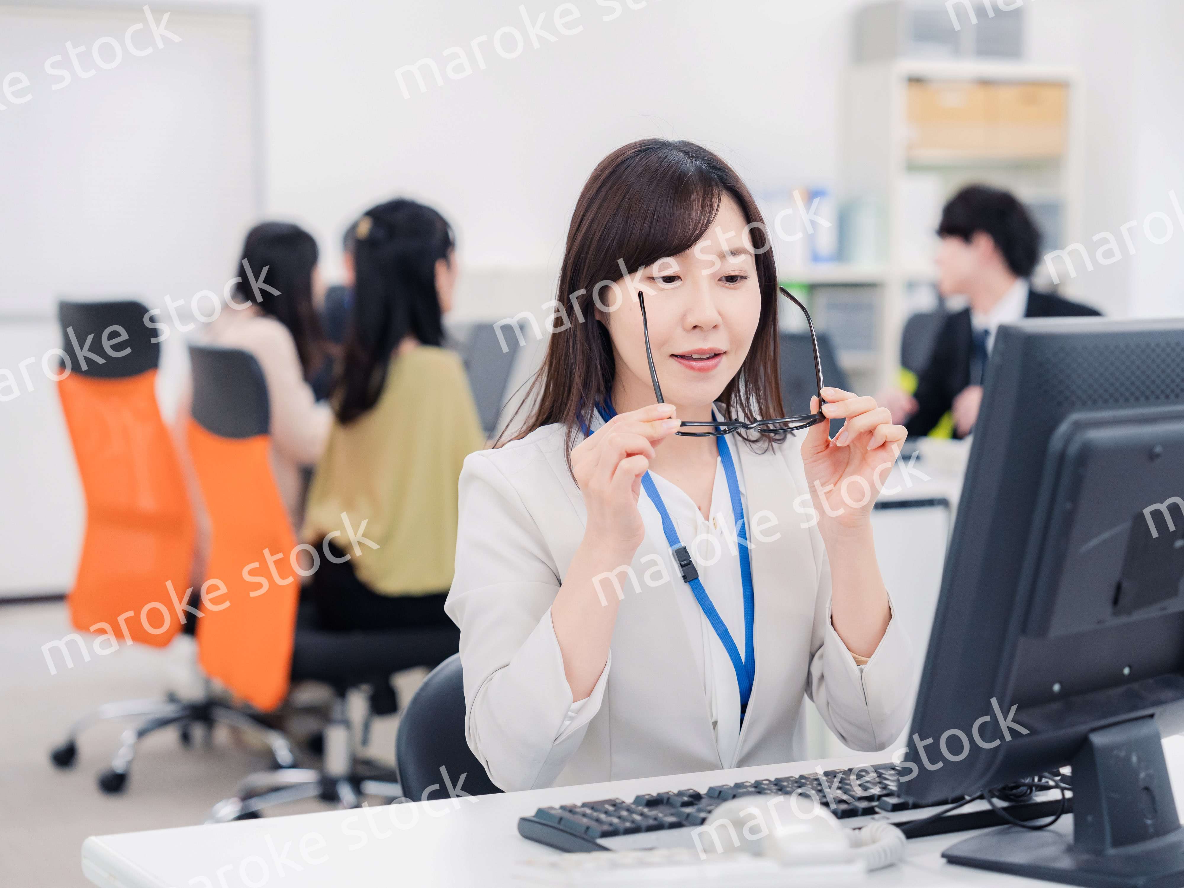 ドライアイに悩むオフィスワーカーの女性