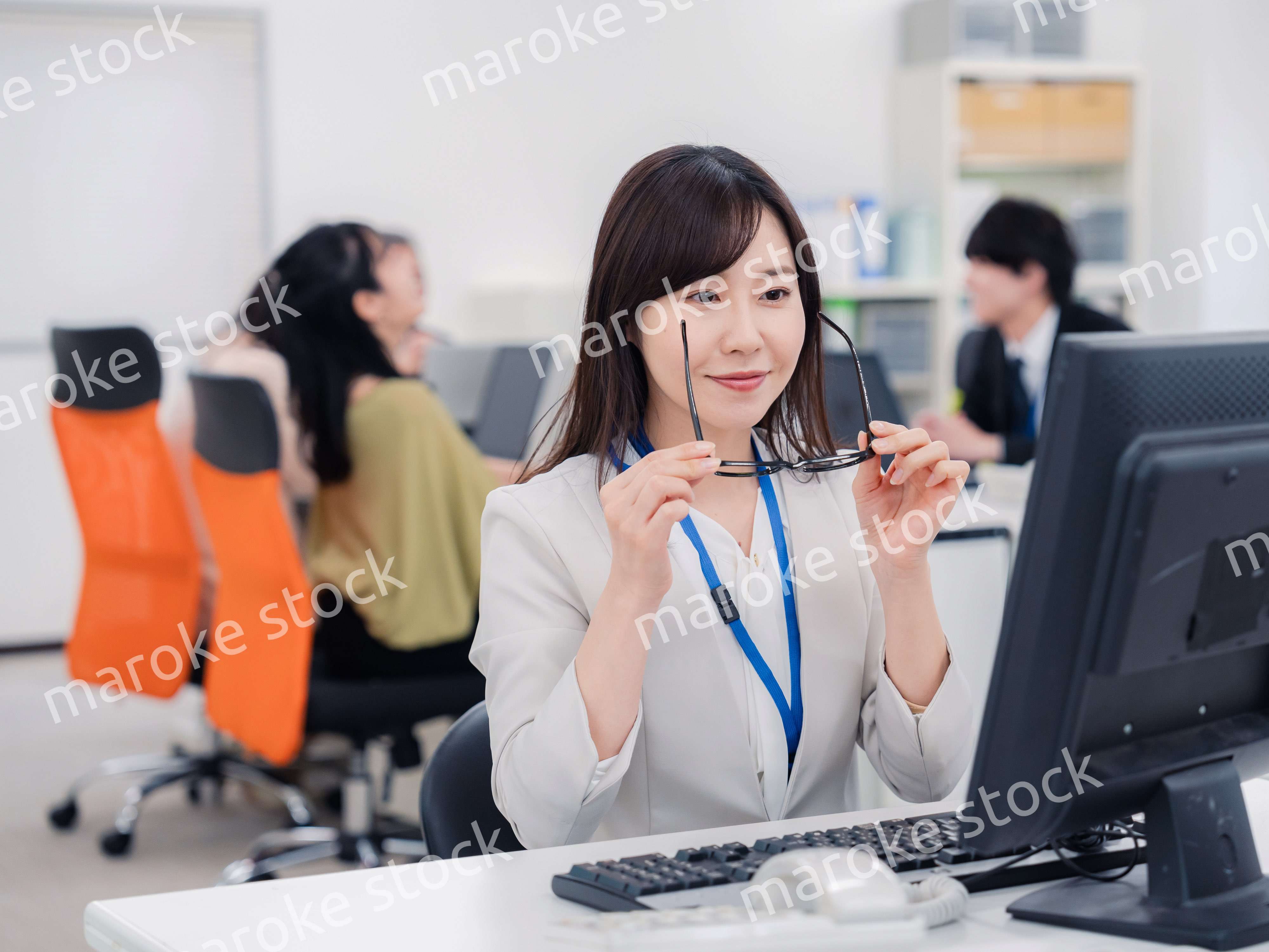 ドライアイに悩むオフィスワーカーの女性