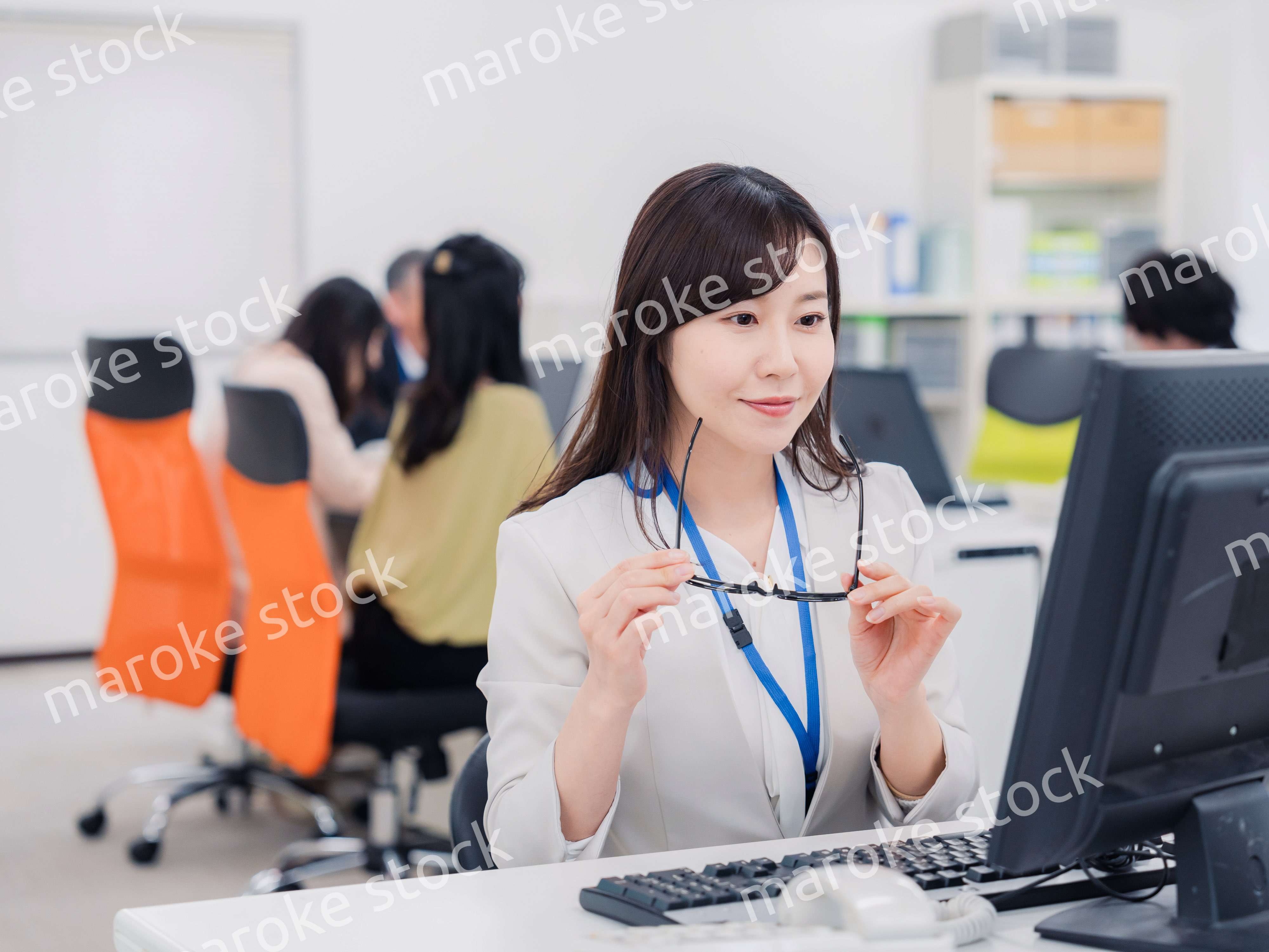 ドライアイに悩むオフィスワーカーの女性