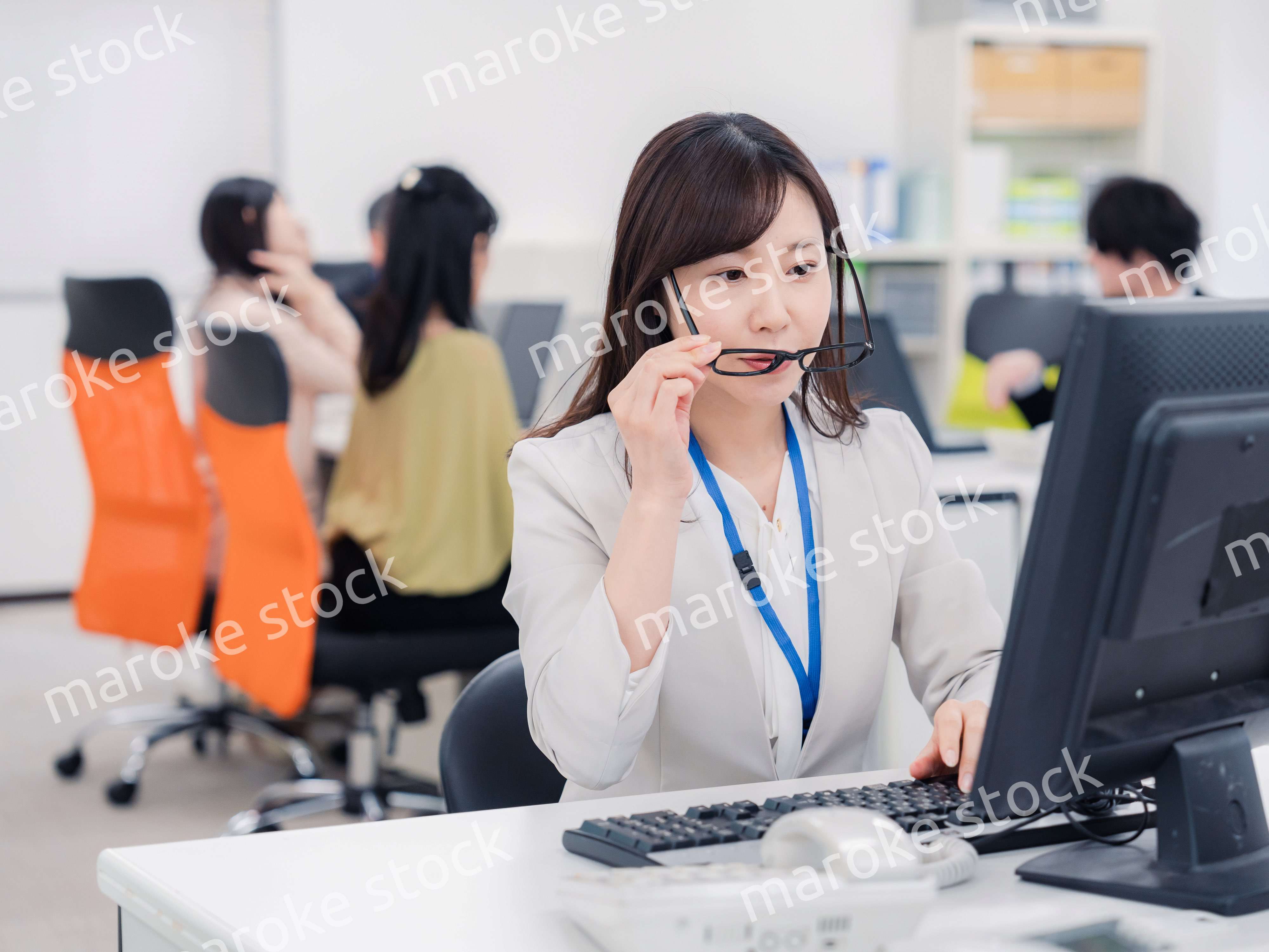 ドライアイに悩むオフィスワーカーの女性