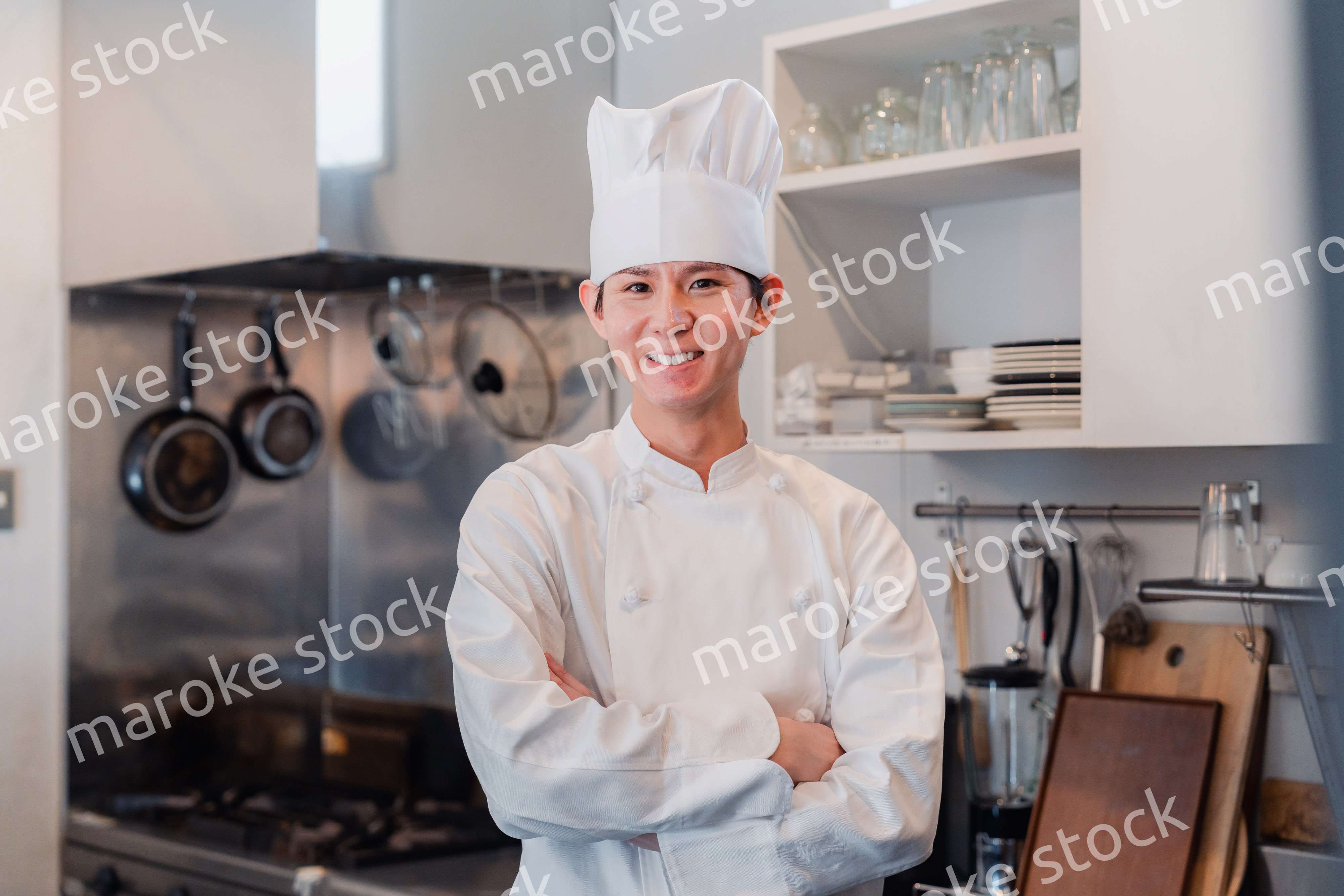 真剣な表情で腕組をする料理人