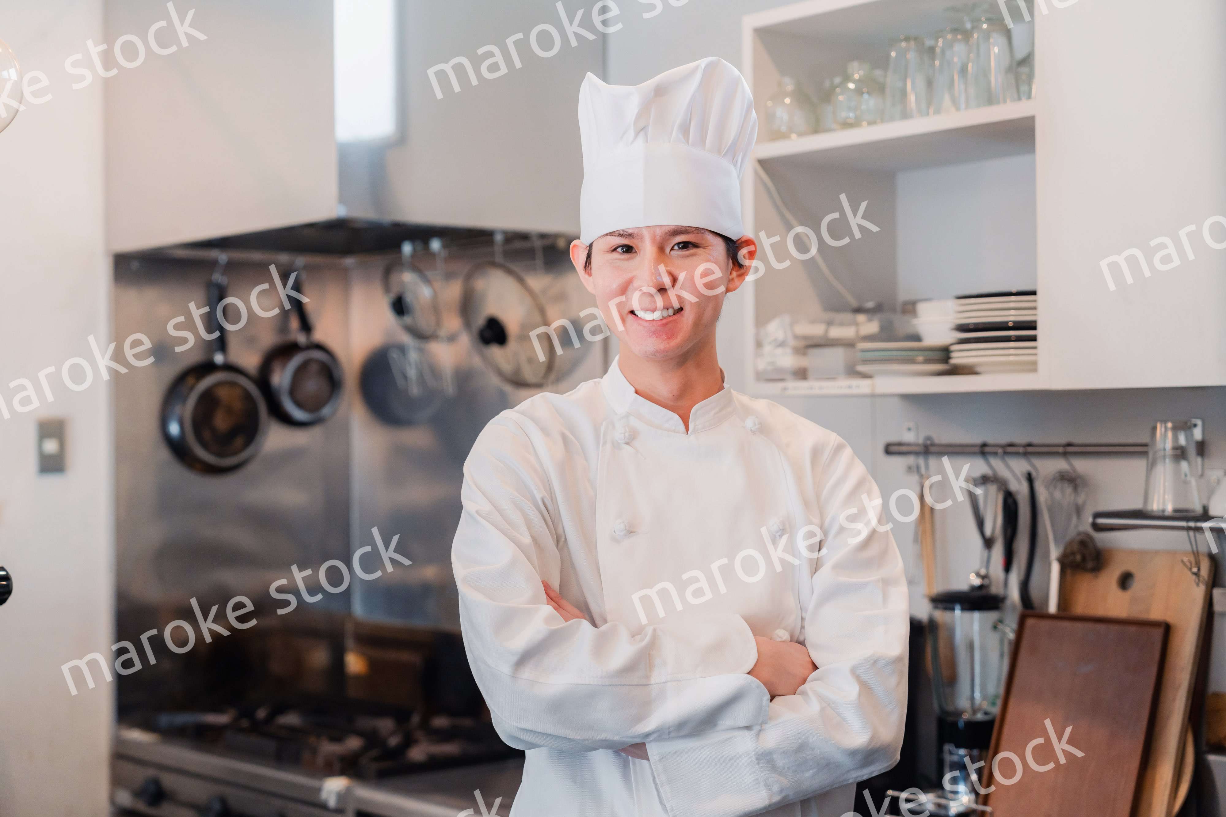 真剣な表情で腕組をする料理人