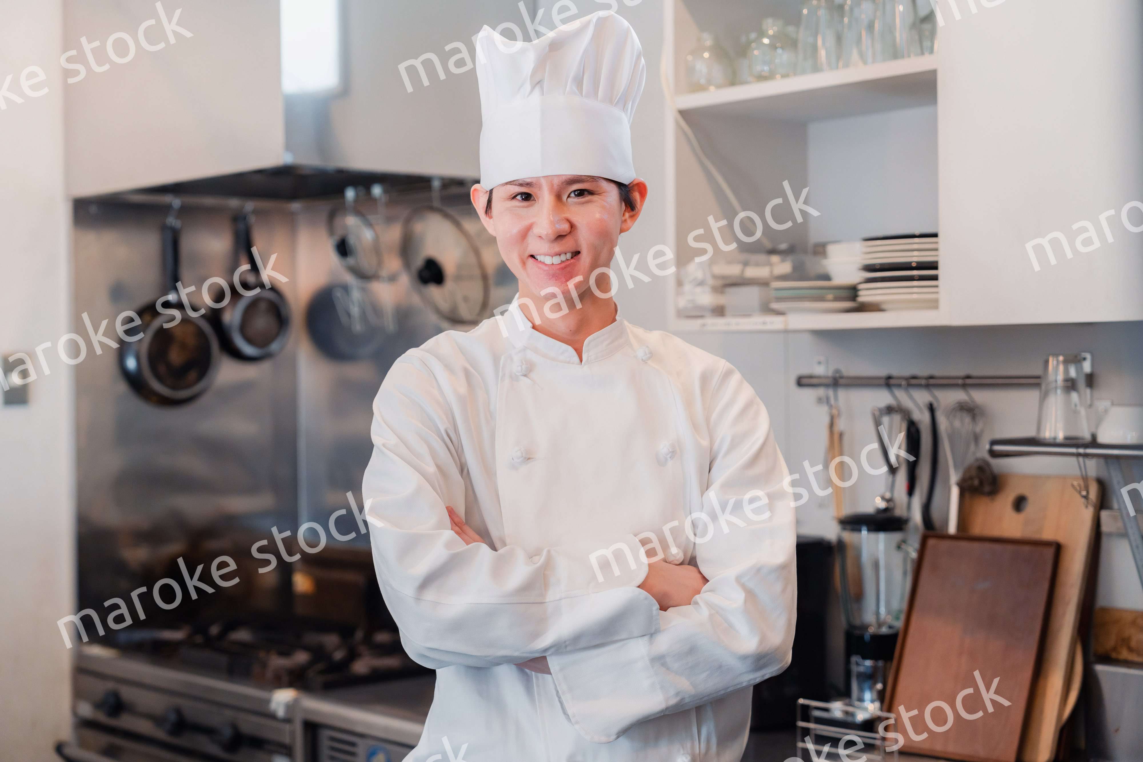 真剣な表情で腕組をする料理人