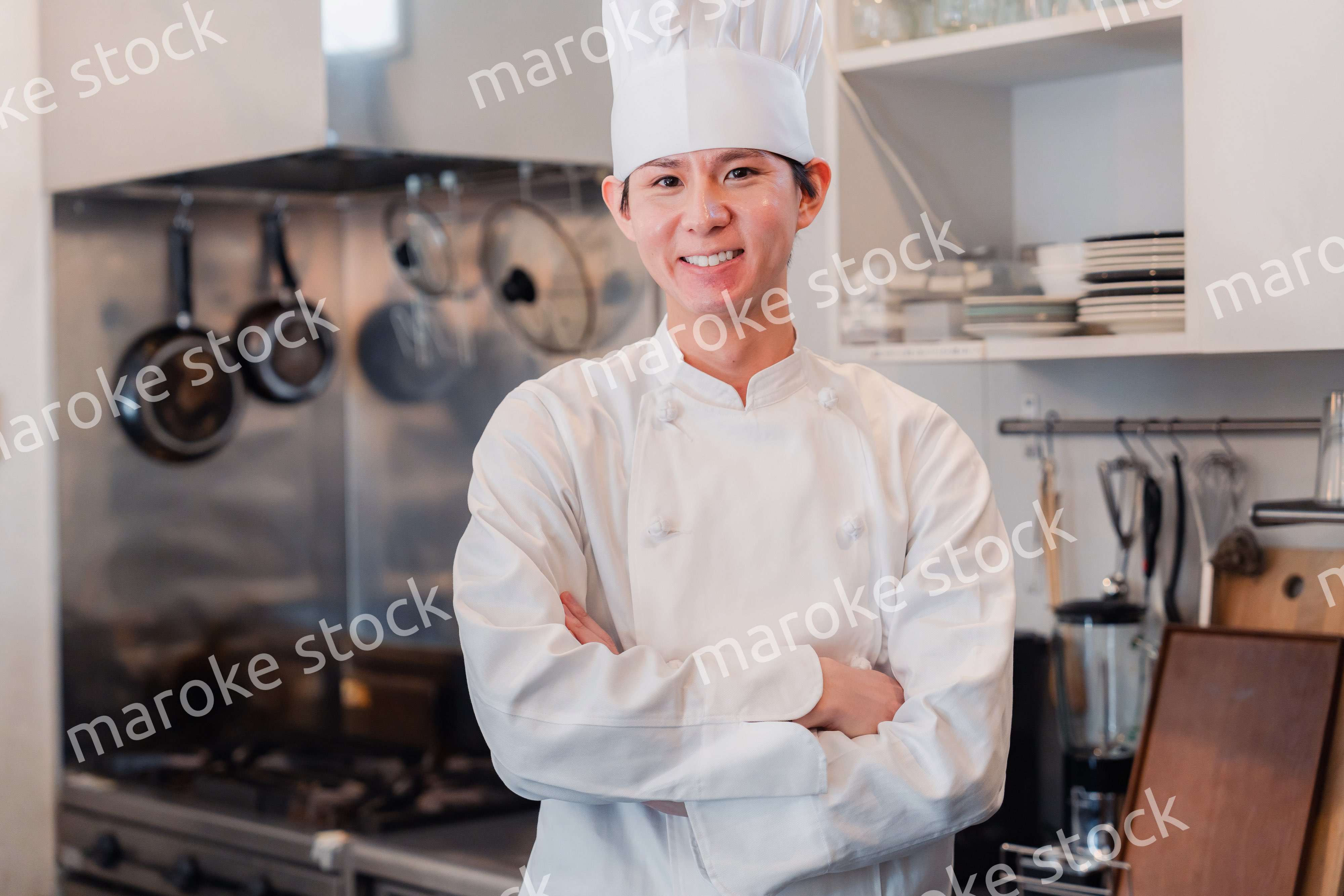 真剣な表情で腕組をする料理人