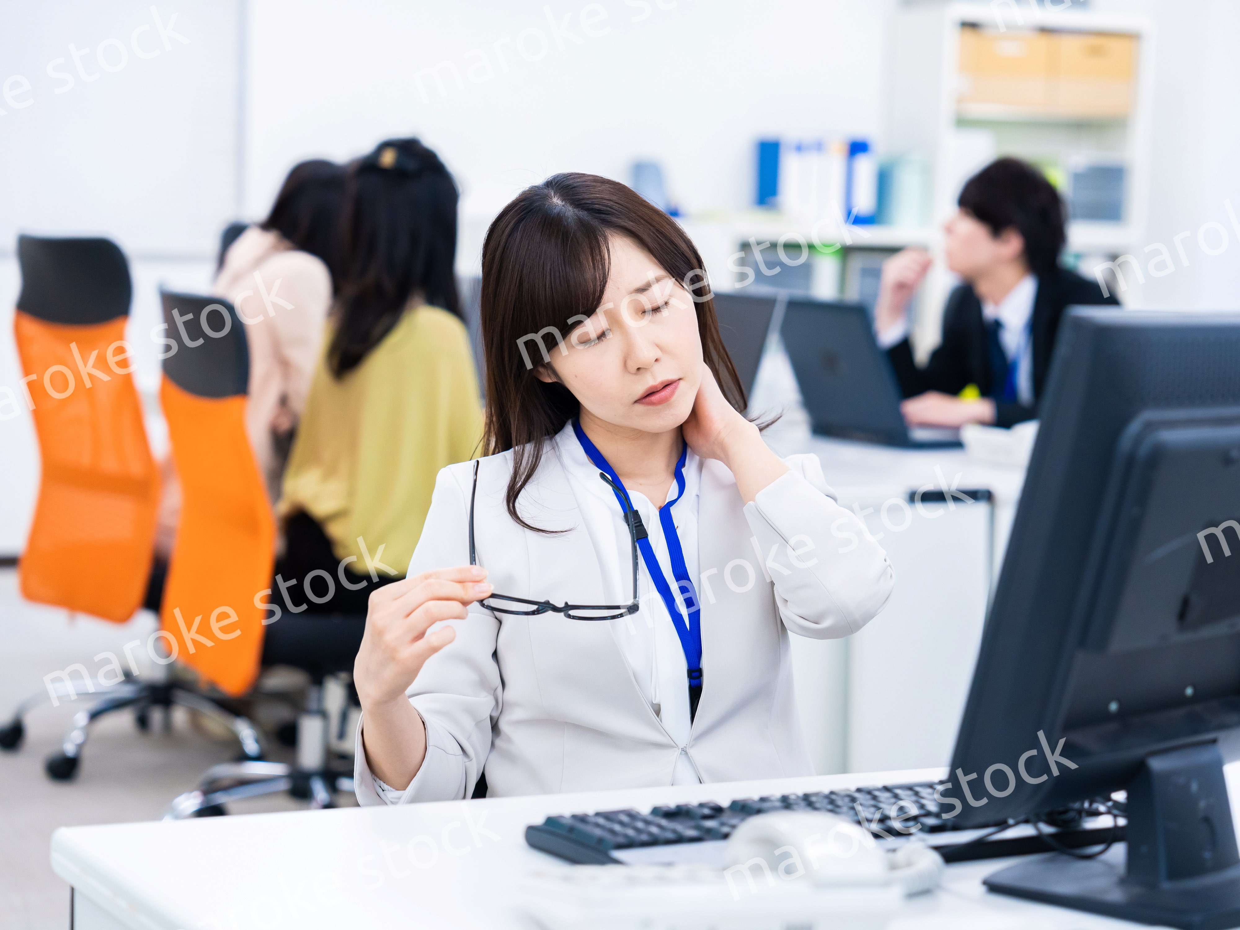 肩こりに苦しむビジネスパーソン