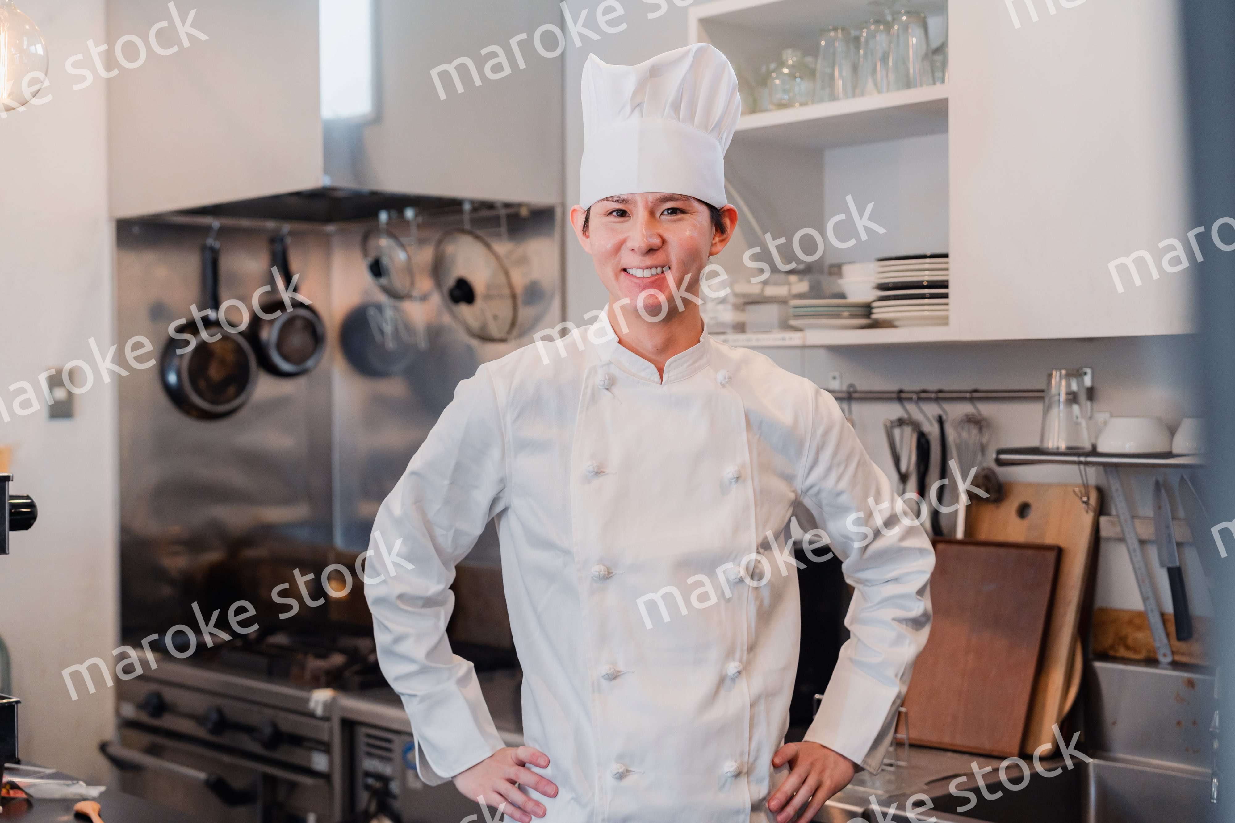 笑顔で働く男性シェフ