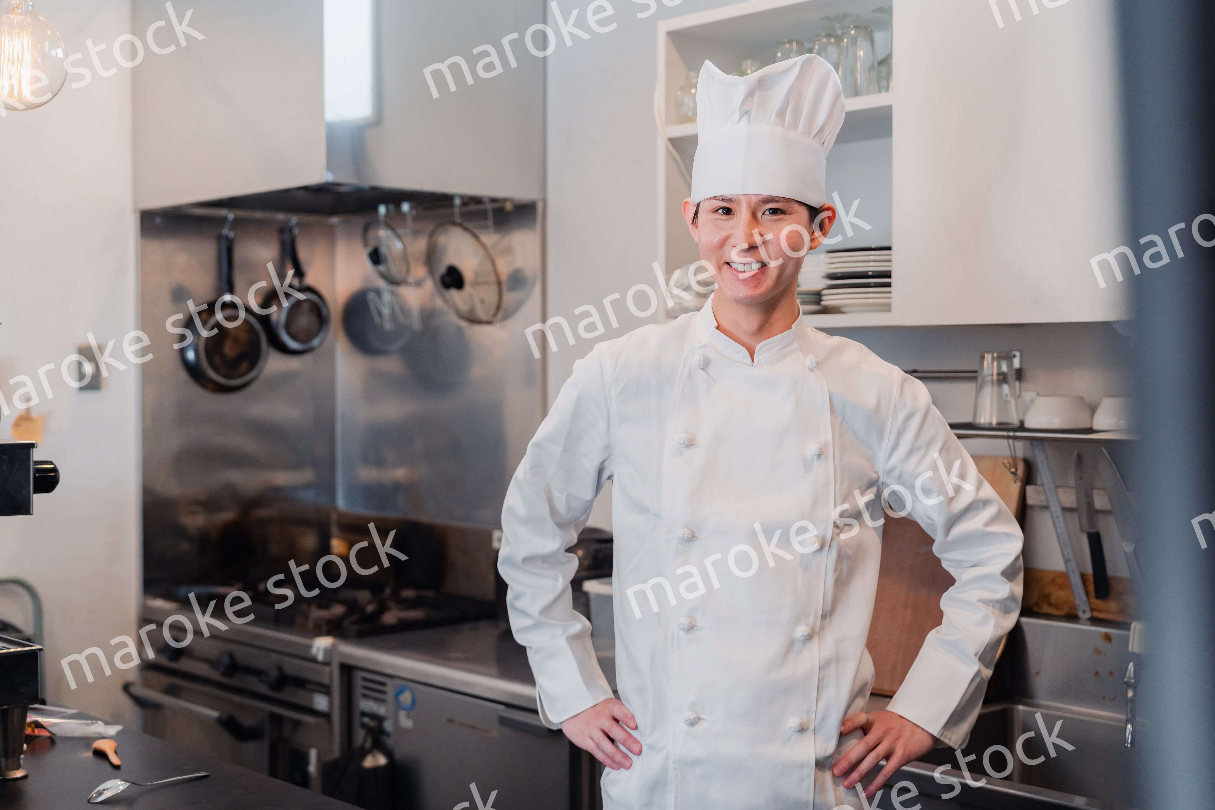 笑顔で働く男性シェフ