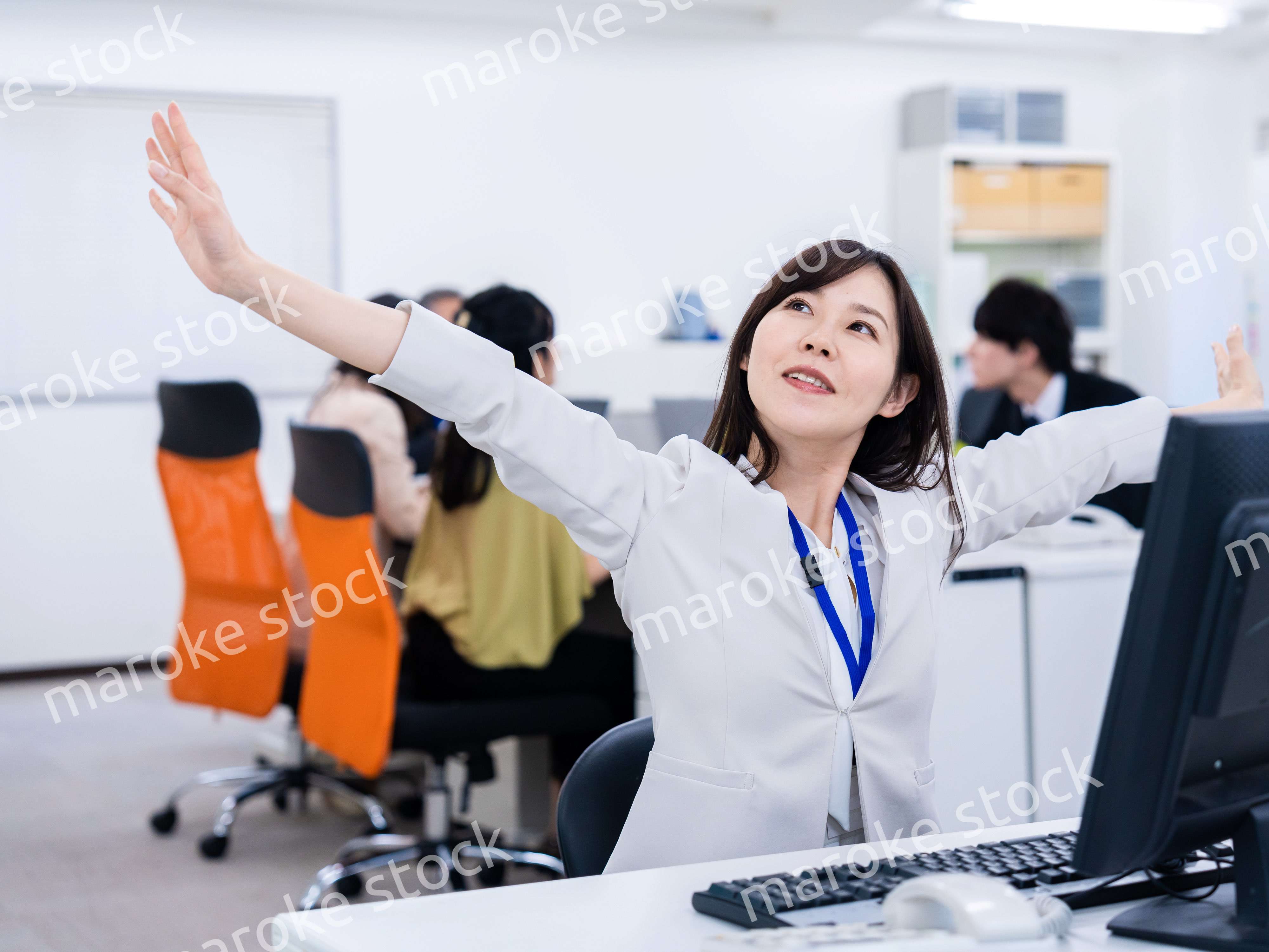 仕事が終わり開放感に浸るビジネスパーソン