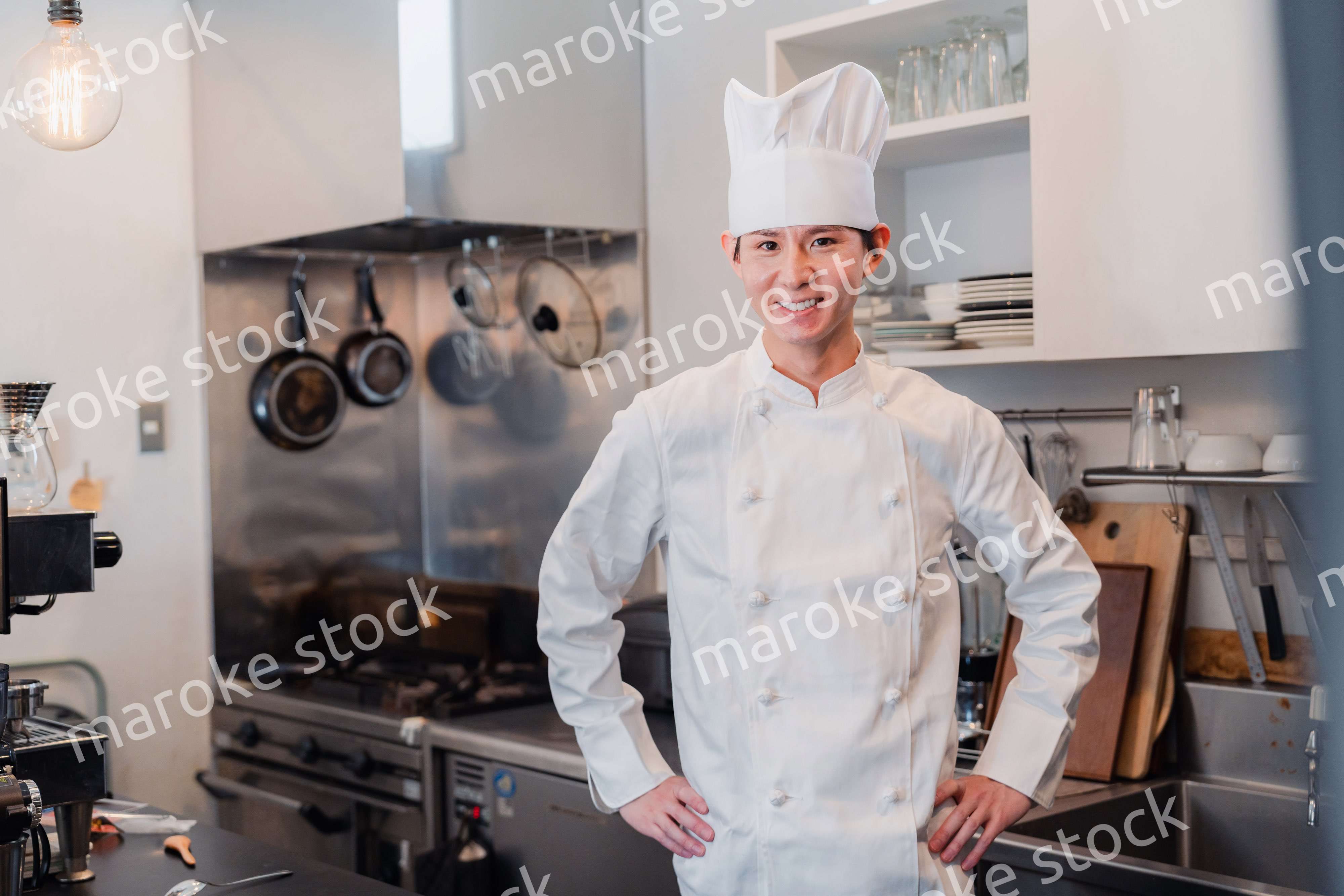 笑顔で働く男性シェフ