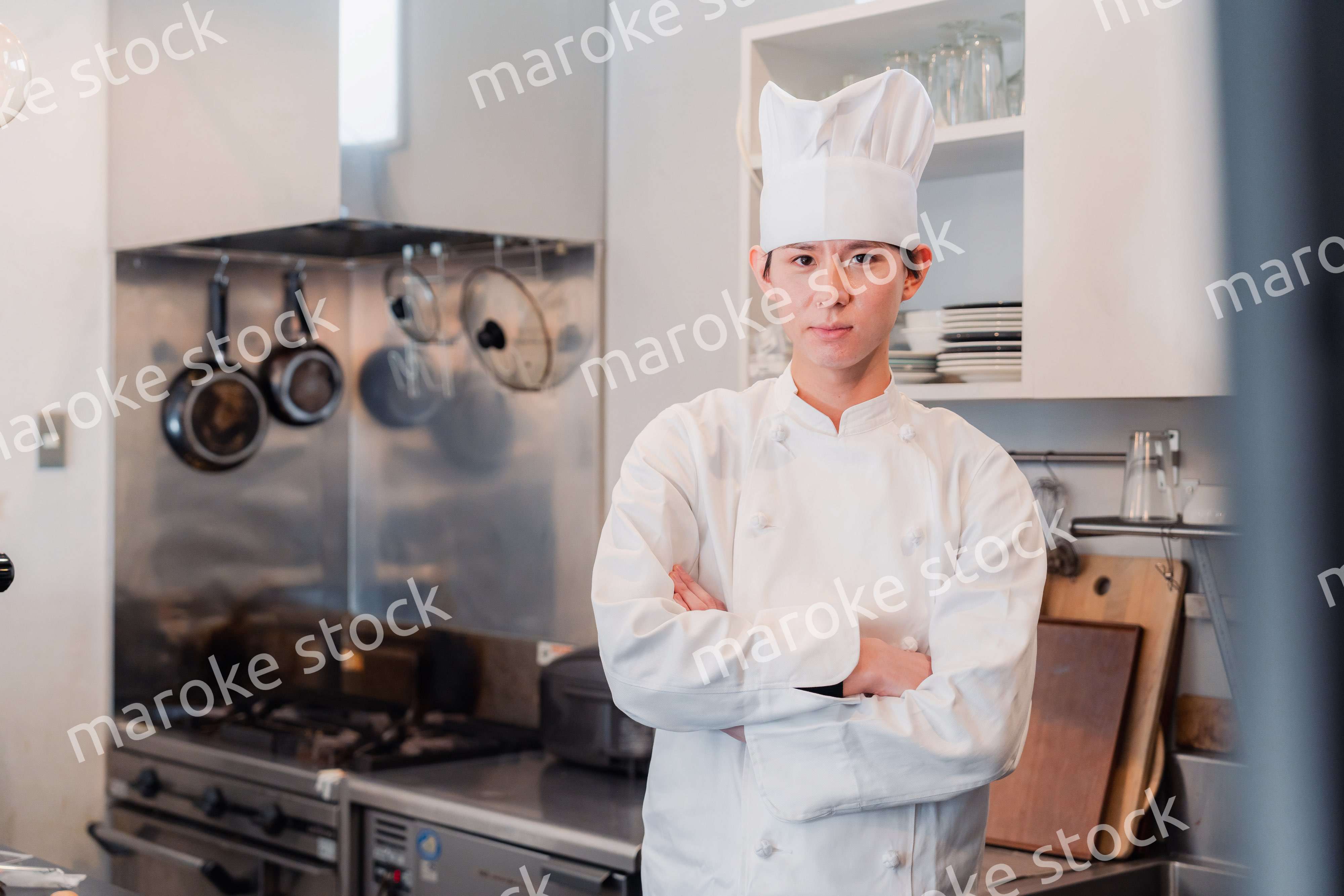 真剣な表情で腕組をする料理人