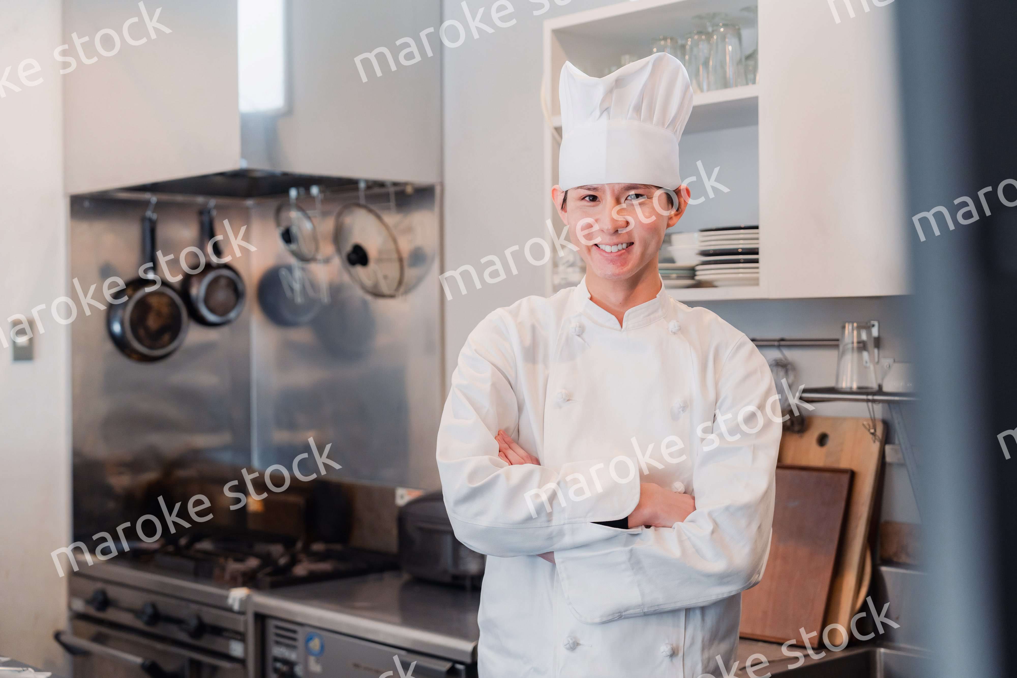 真剣な表情で腕組をする料理人