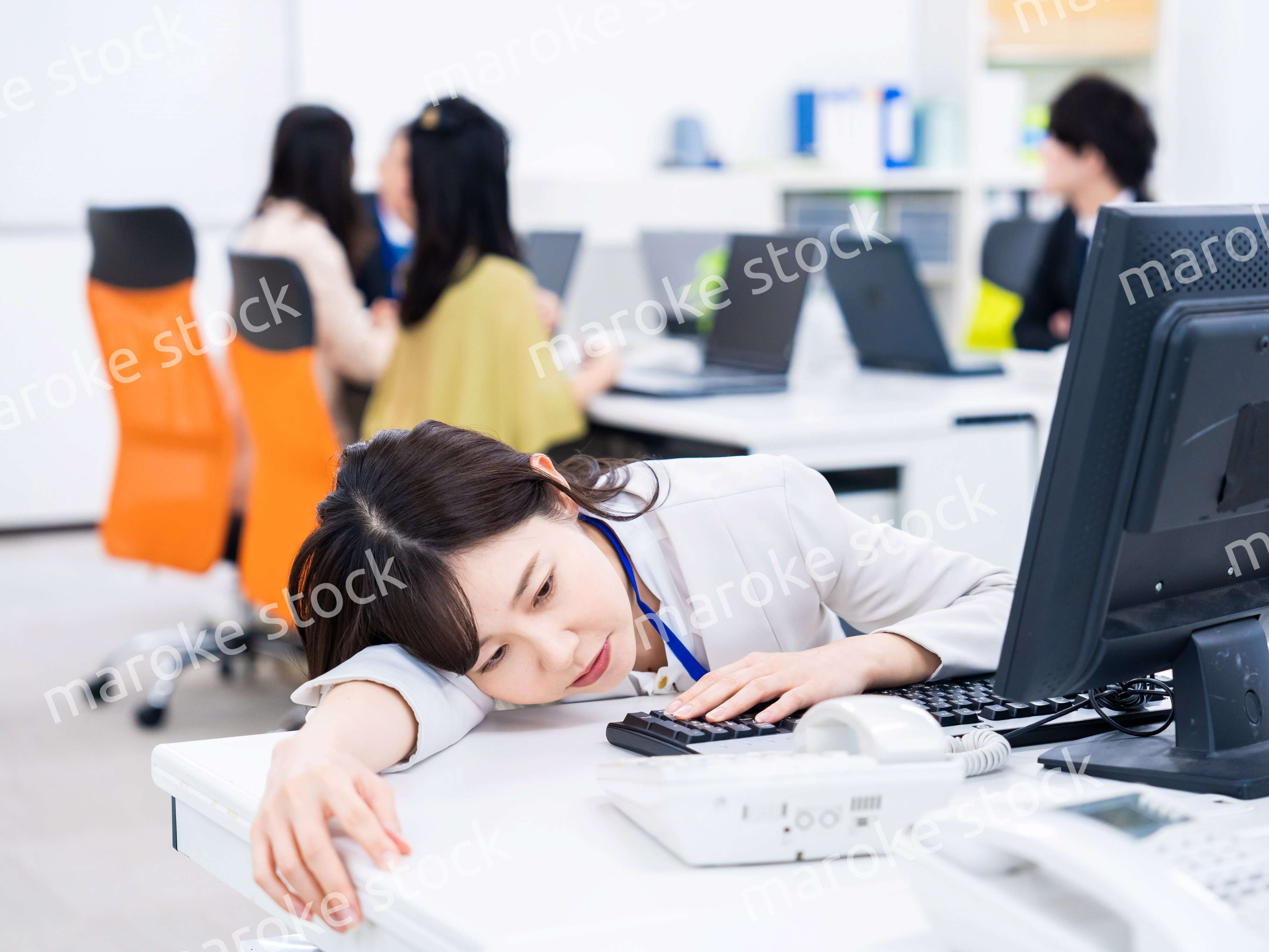 多忙で疲労するビジネスパーソン