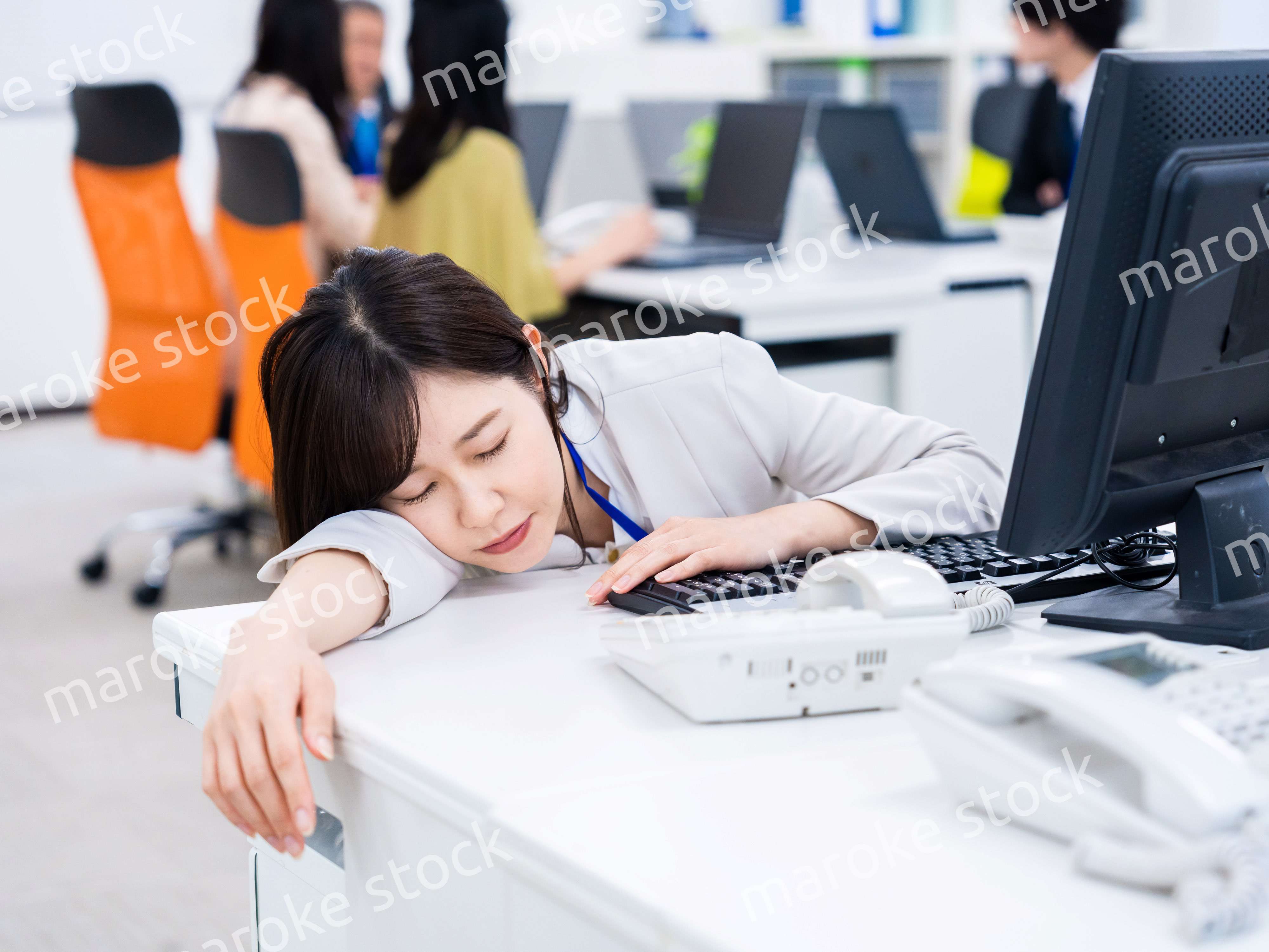 多忙で疲労するビジネスパーソン